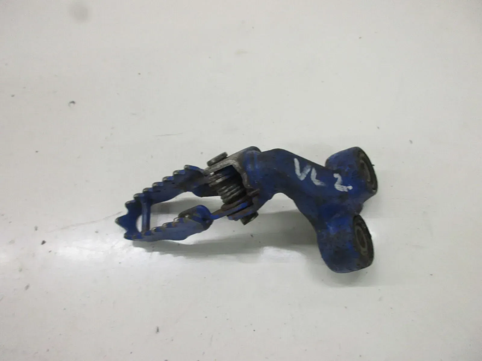 1. Suzuki DR 600 R SN 41 A Fußraste 2 vorne links Fußrastenhalter Fußrastenbrück - Bild 1