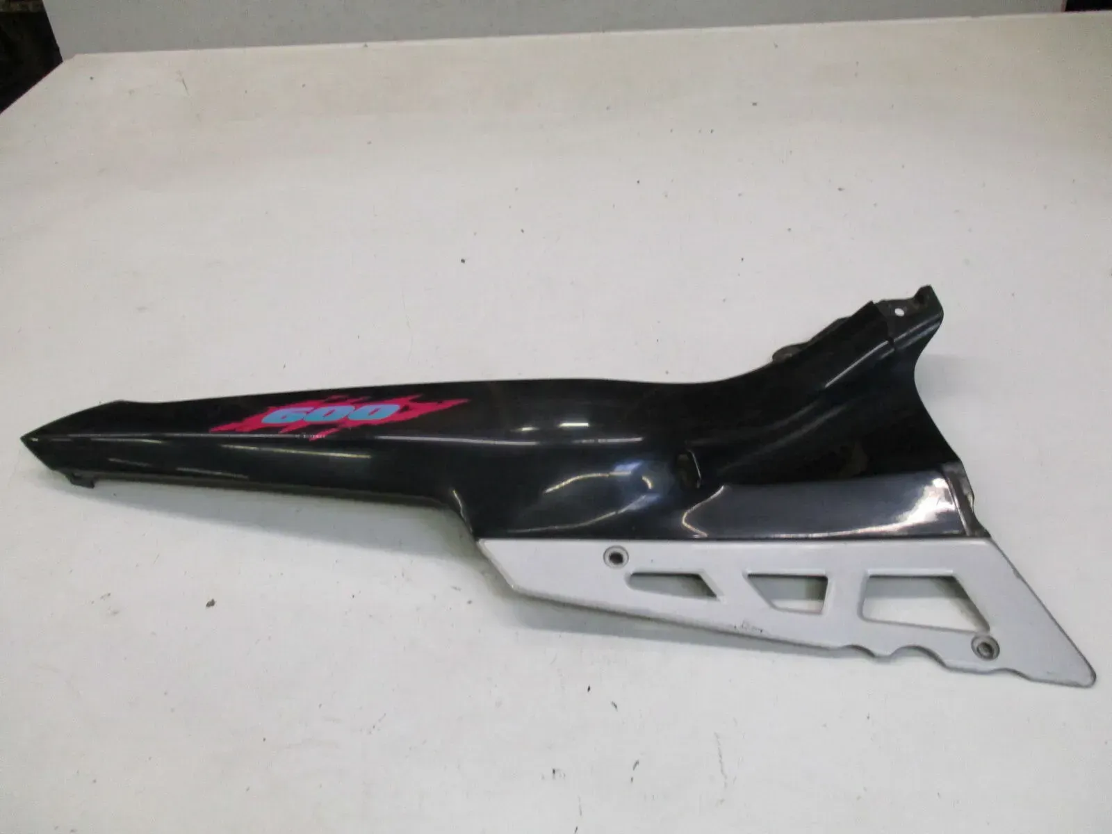Sitzbankverkleidung hinten Seite 8. Suzuki GSX 600 F GN72B rechts Verkleidung Si - Bild 1