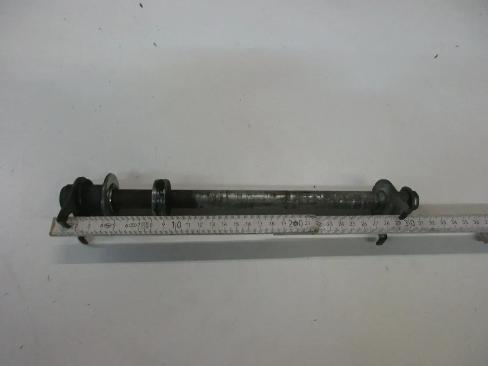 O2. Suzuki GSX 600 F GN72B Steckachse hinten Achse Hinterrad Felge axle 17 mm - Bild 1
