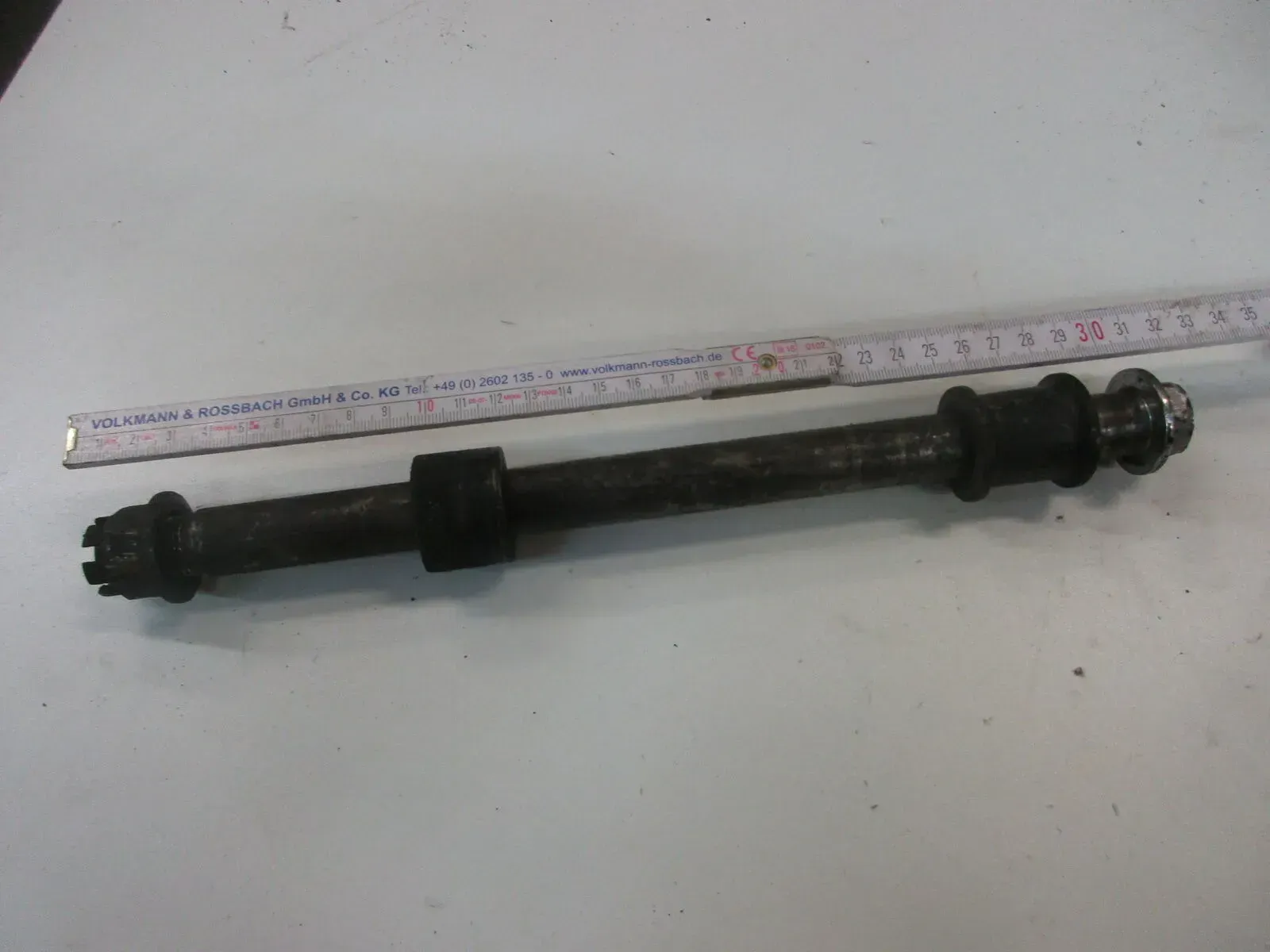 O1. Honda CB 650 RC 03 Steckachse (1) hinten Achse Hinterrad Axle Felge Wheel - Bild 1