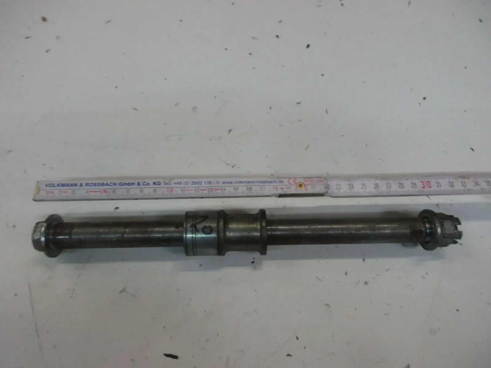 O. Honda CB 650 RC 03 Steckachse hinten Achse Hinterrad Axle Felge Wheel - Bild 1