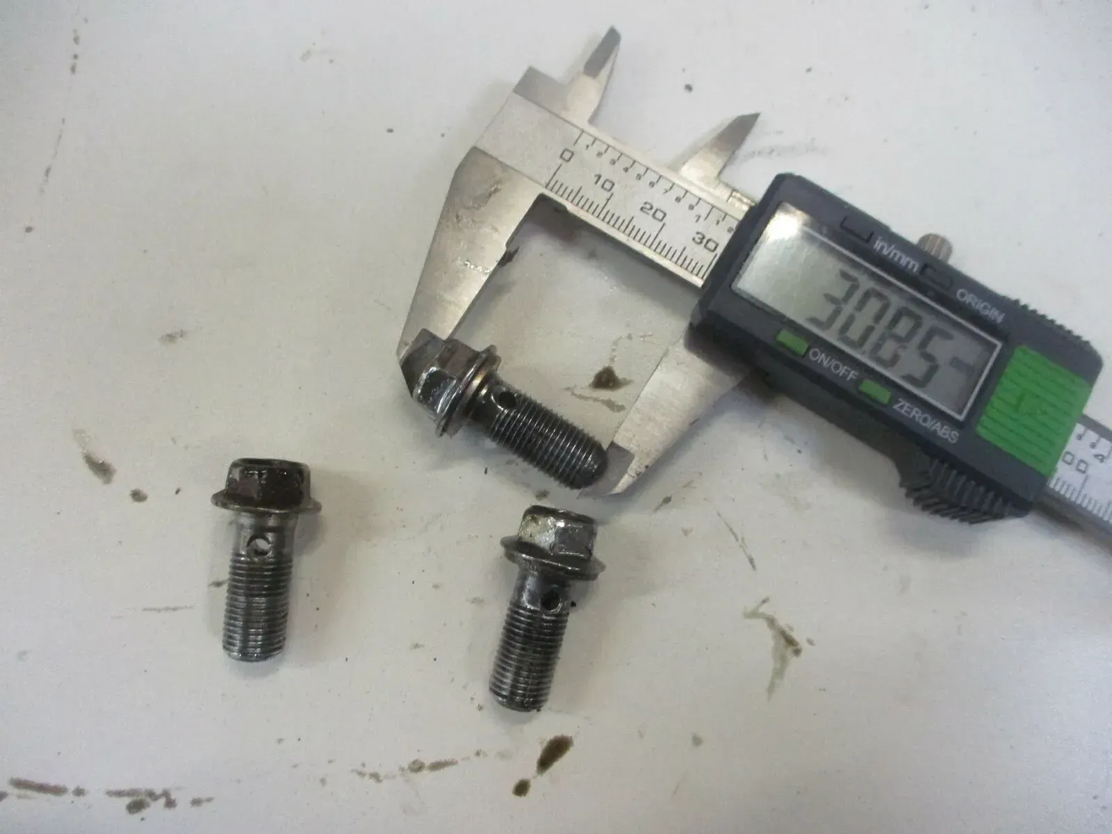 1. Suzuki GSX-R 1100 GSXR GU 74 C Schrauben M10x30 Bremsleitung Bremssattel - Bild 1
