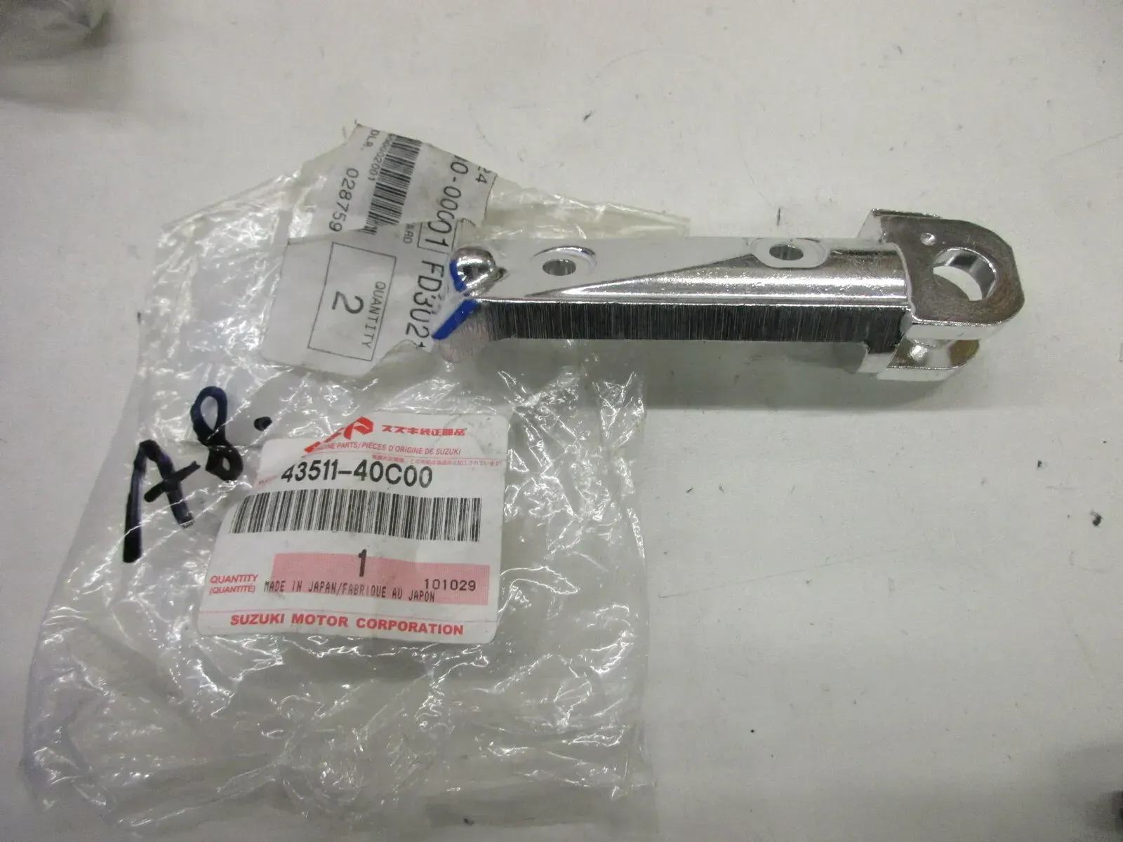 A8. Suzuki GSX-R 1100 W Fußraste rechts Aufnahme Fussraste footrest 43511-40C00 - Bild 1