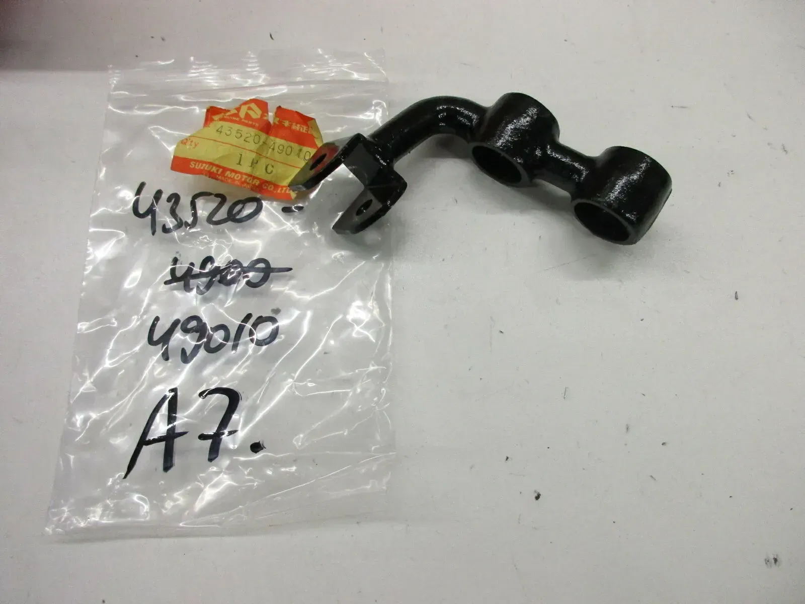 A7. Suzuki GS 1000 E Fußrastenhalter vorne links Fußraste 43520-49010 - Bild 1
