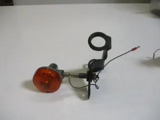 3. Suzuki GS 550 E Blinker links vorne mit Blinkerhalter Träger - Bild 1