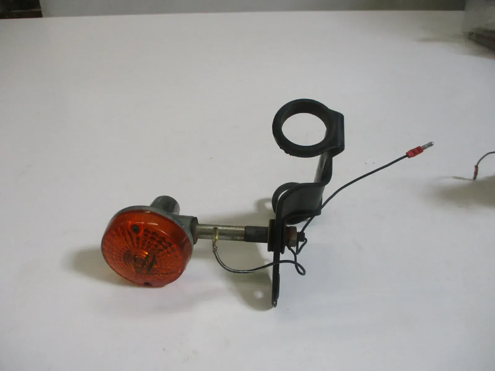 3. Suzuki GS 550 E Blinker links vorne mit Blinkerhalter Träger - Bild 1