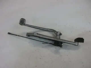 O1. Honda CB 650 RC 03 Fußrastenhalter rechts mit Bremspedal Fußraste hinten * - Bild 2