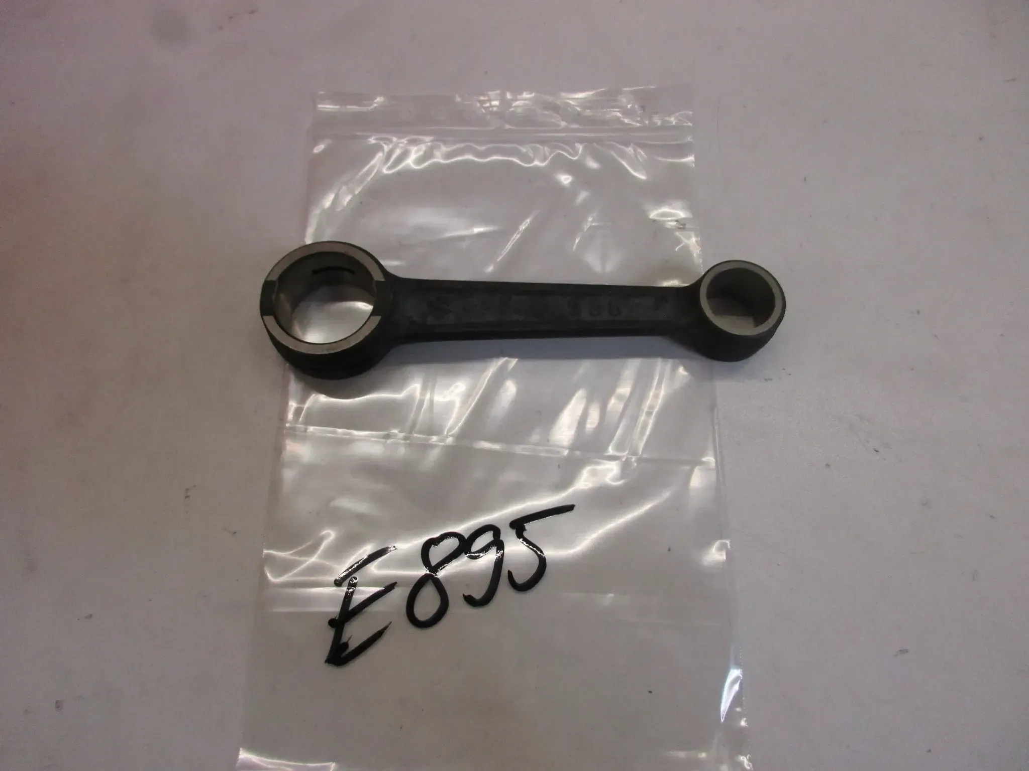 E895. Suzuki Pleuel Motor S38 Pleuelstange Kurbelwelle connecting rod - Bild 1