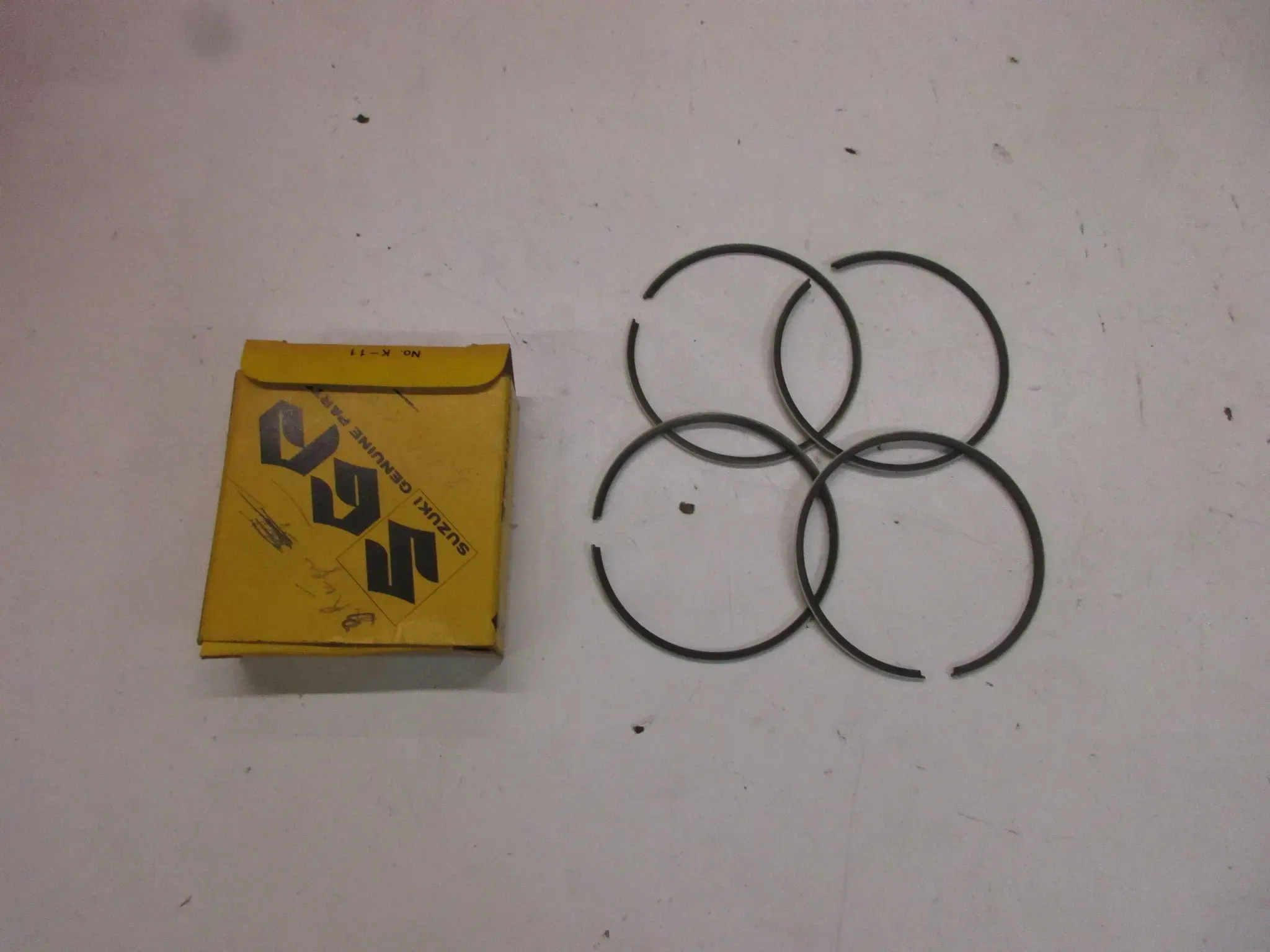 E490. Suzuki GT 550 Kolbenring Kolben 12140-34031-100 Übergröße 1,0 piston cylinder - Bild 1