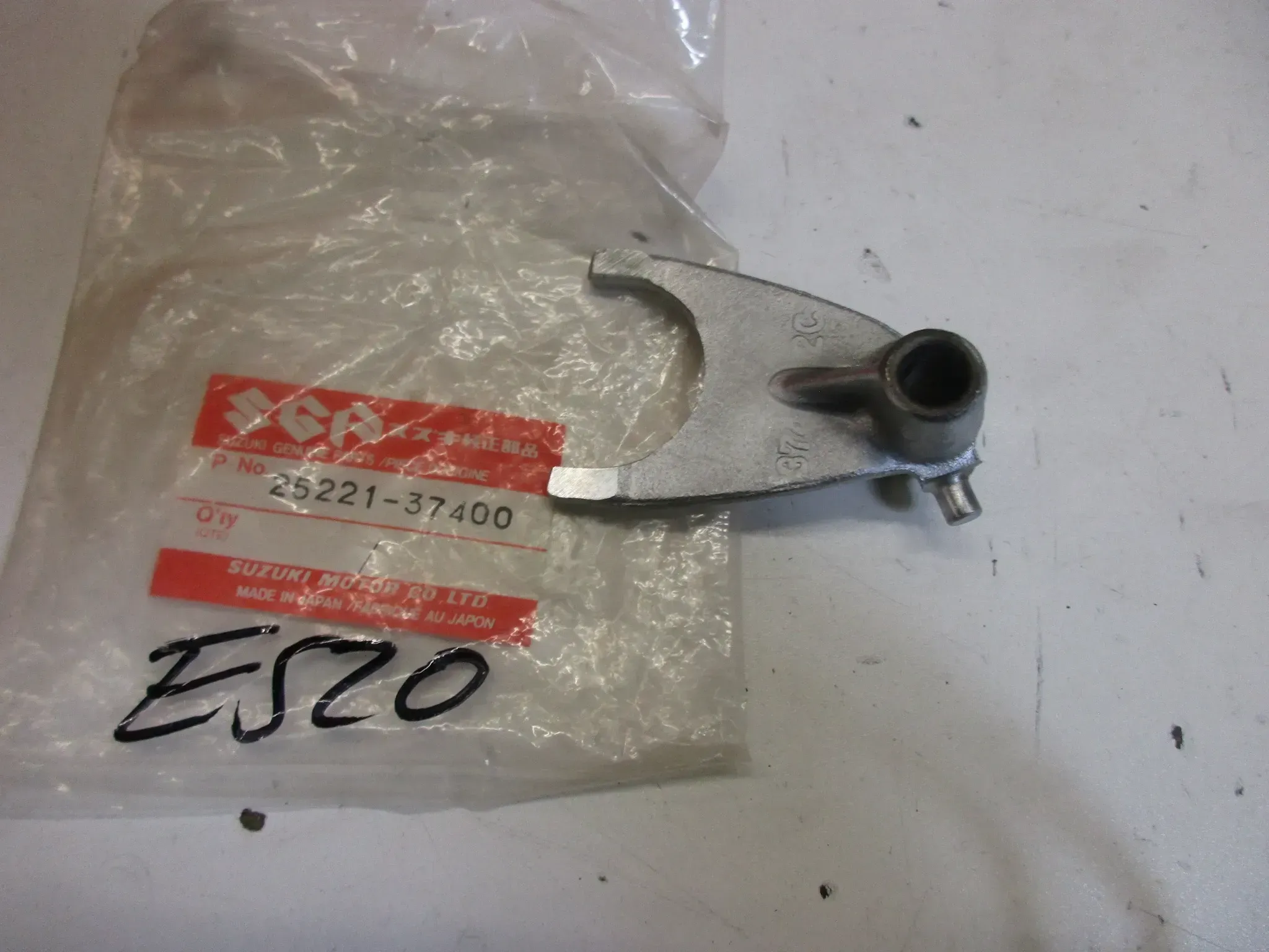 E520. Suzuki DR 500_600 S Schaltklaue Schaltgabel 25221-37400 Getriebe Motor Gangschaltung - Bild 1