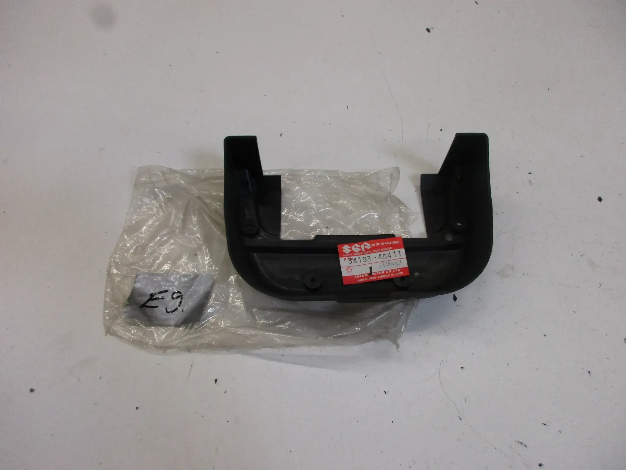 E9. Suzuki GS 750 GSX 750 Tachogehäuse Tacho 34193-45411 Cockpit Verkleidung - Bild 1
