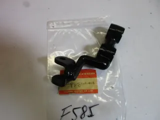 E585. Suzuki GS 550 E Fußrastenhalter vorne links 43520-47010-019 Fußraste Fussraste Fahrer - Bild 5