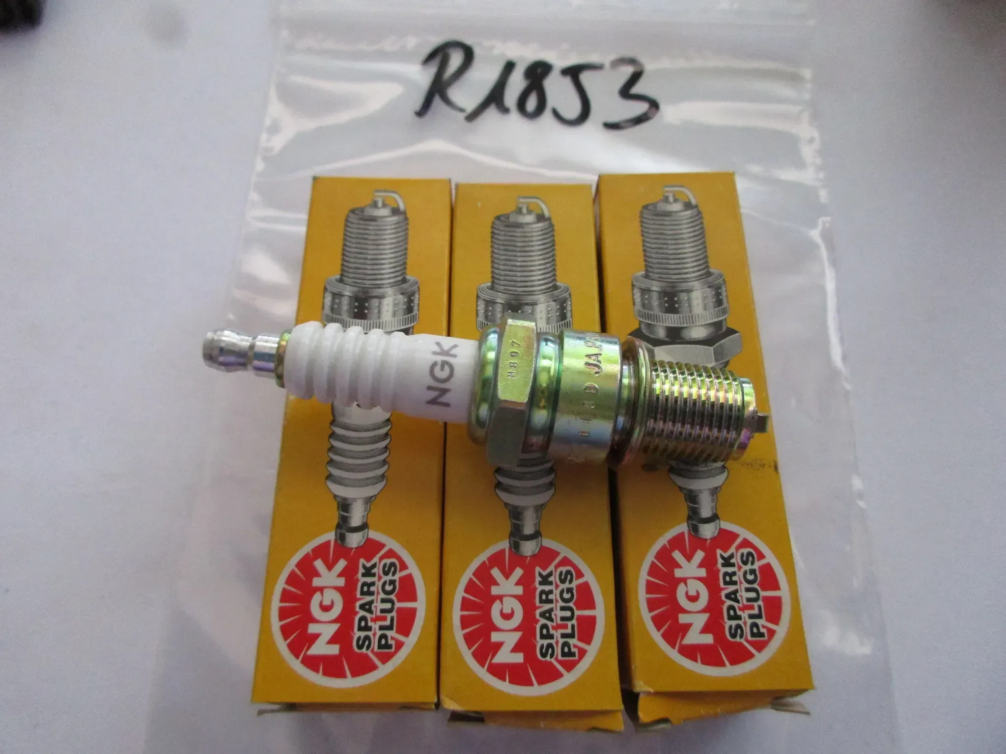 R1853 NGK B5ES BMW Kawasaki Zündkerzen Ø 14 mm 6410 Motor - Bild 1