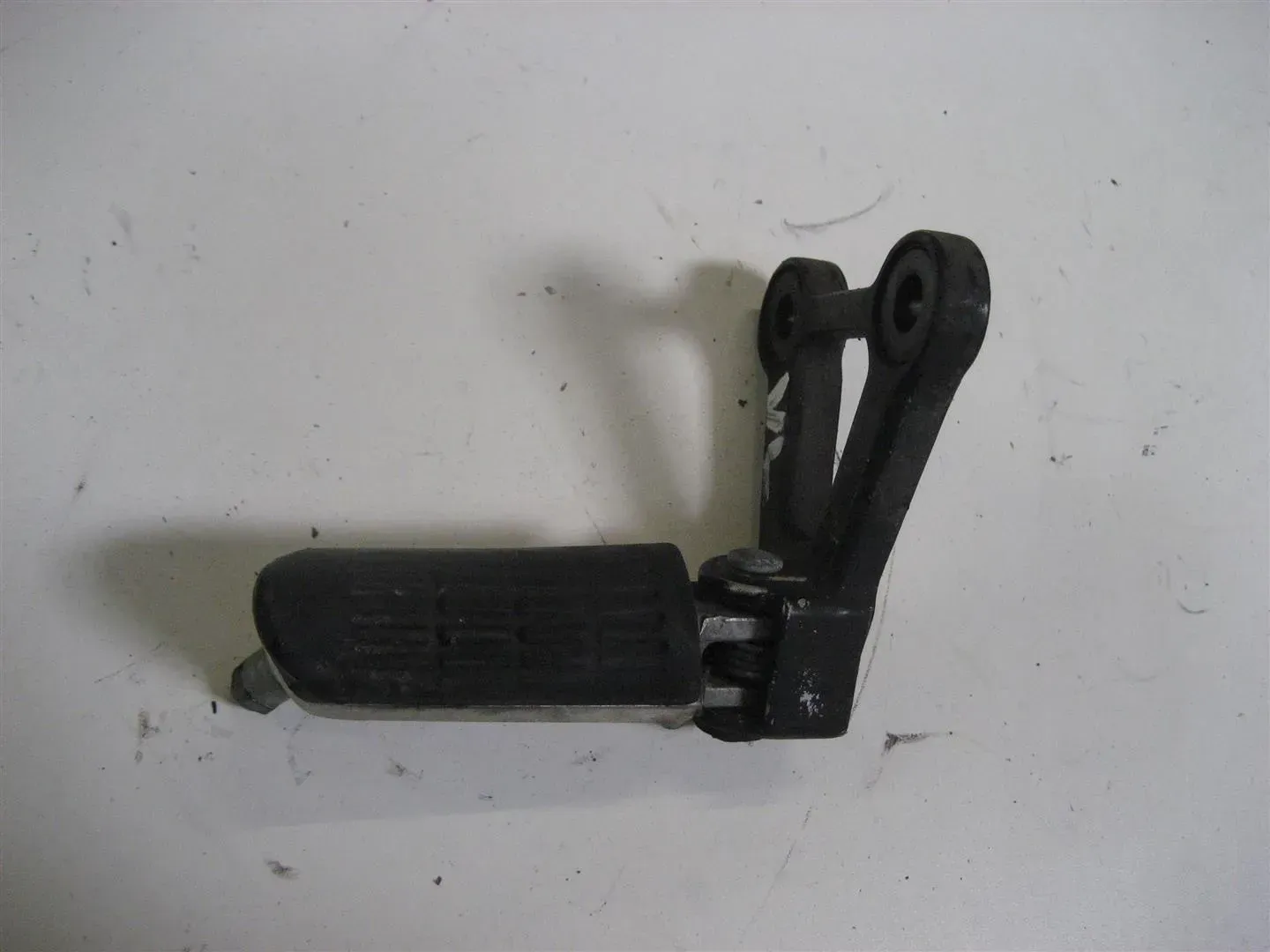 1. HONDA CBR 1000 F SC21 FUßRASTE VORNE LINKS FUßRASTENHALTER FUßRASTENBRÜCKE - Bild 1