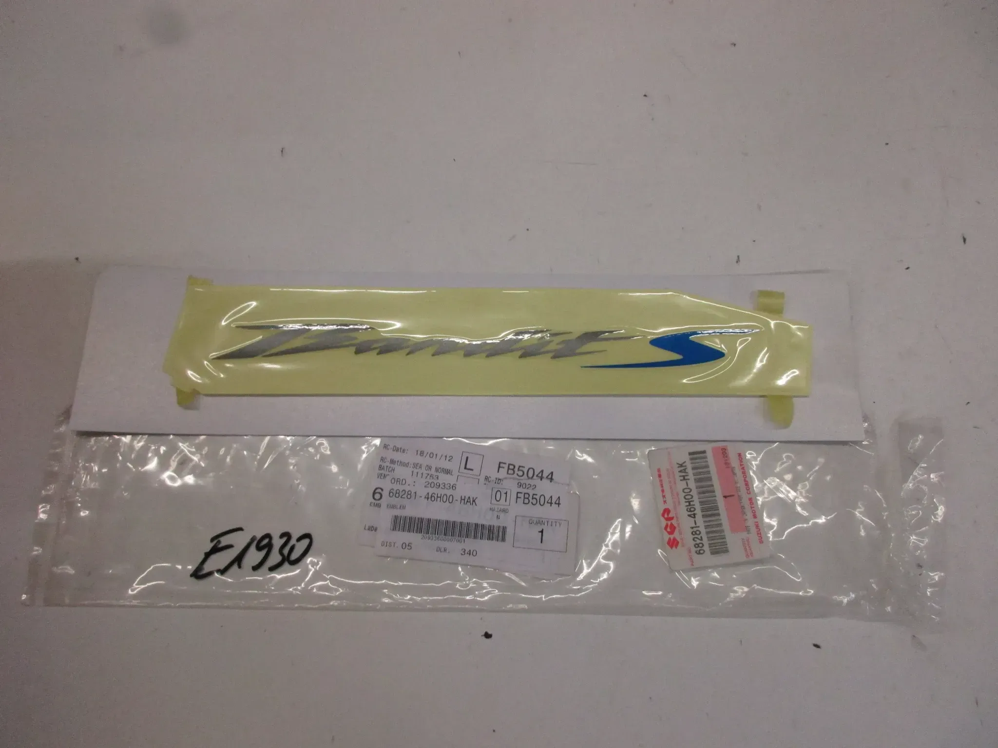 E1930. Suzuki GSF 650 S Bandit Aufkleber Dekor 68281-46H00-HAK Verkleidung Emblem Logo - Bild 1