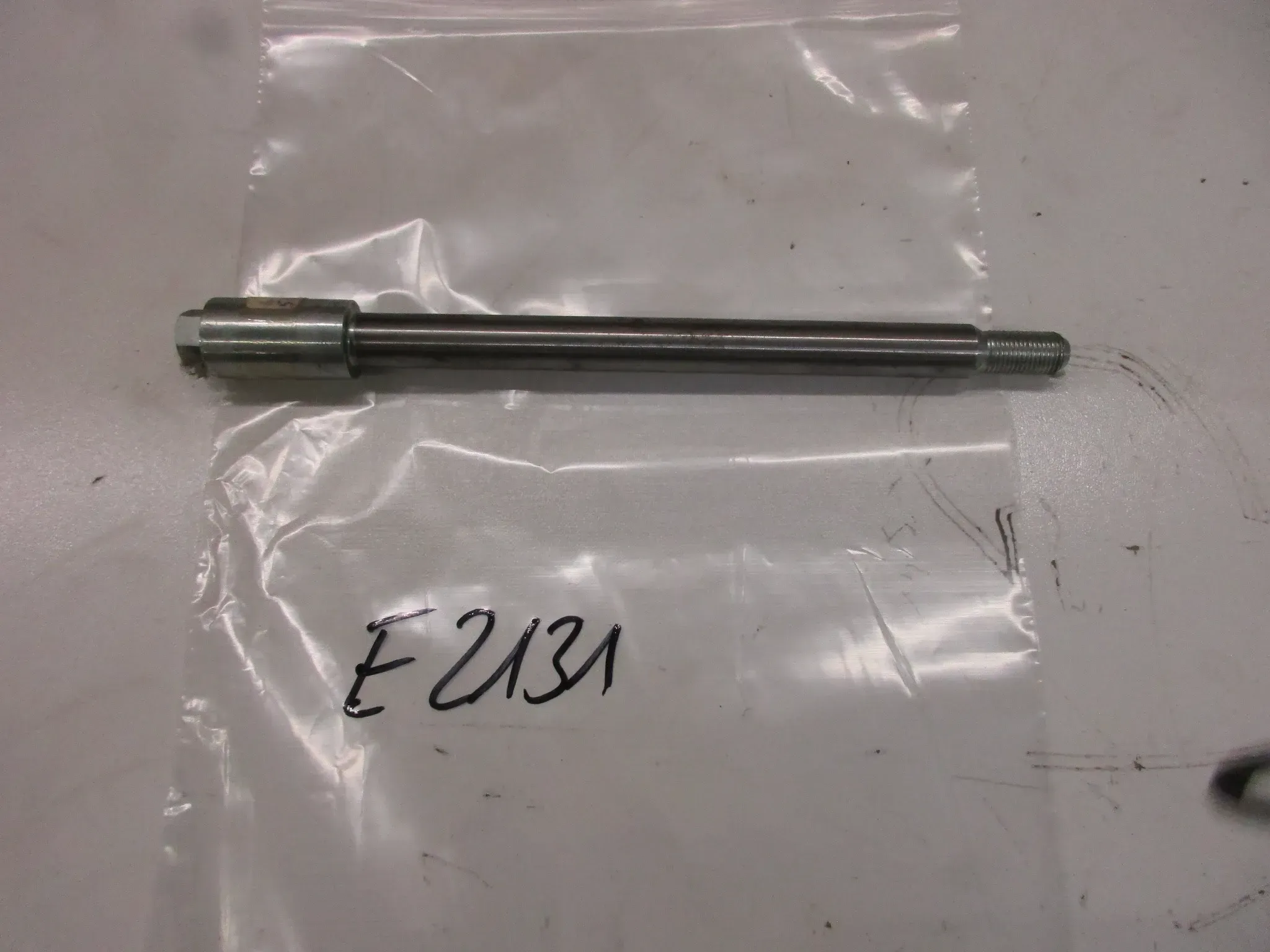 E2131 Suzuki LS 650 P Savage Steckachse Achse 54711-24B01 Vorderrad 15 mm Felge axle - Bild 1