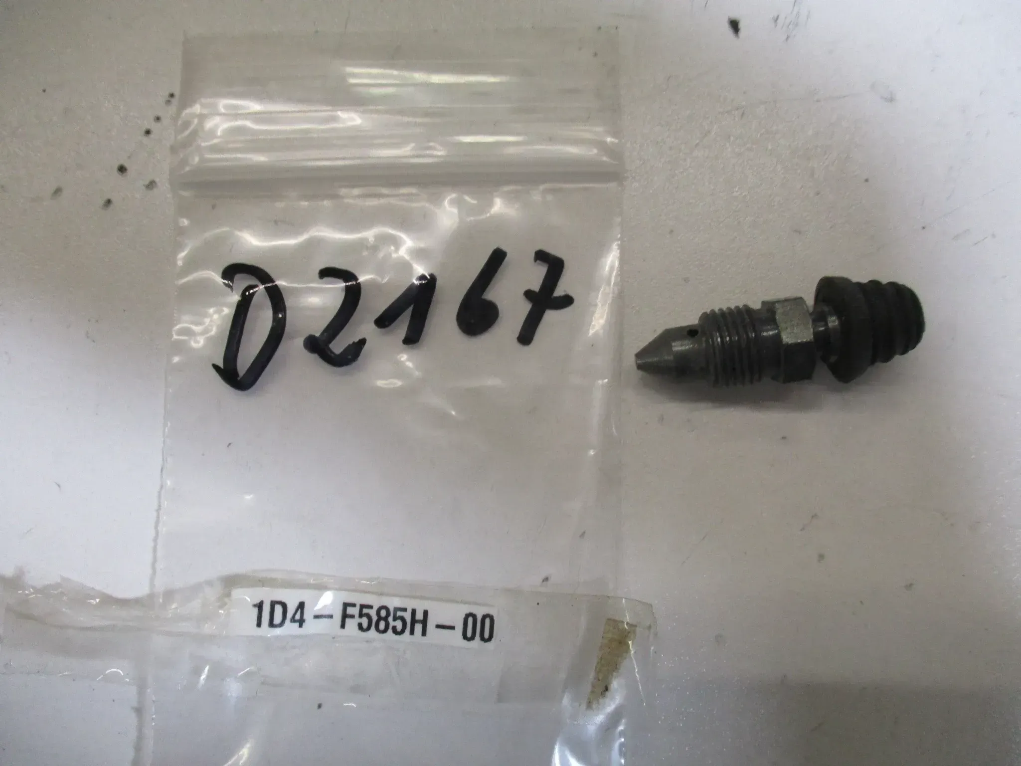 D2167 Yamaha XT 125_DT 50 Schraube ET 1D4-F585H-00 Entlüftungsschraube Bremssattel - Bild 1