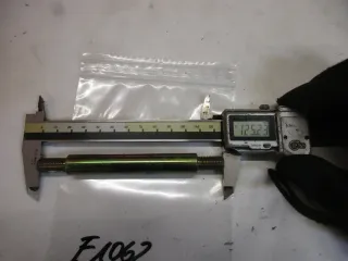 E1062. Suzuki GS GT Schraube Bolzen M10 mm Blinker Aufnahme Halter 125 mm Achse - Bild 2