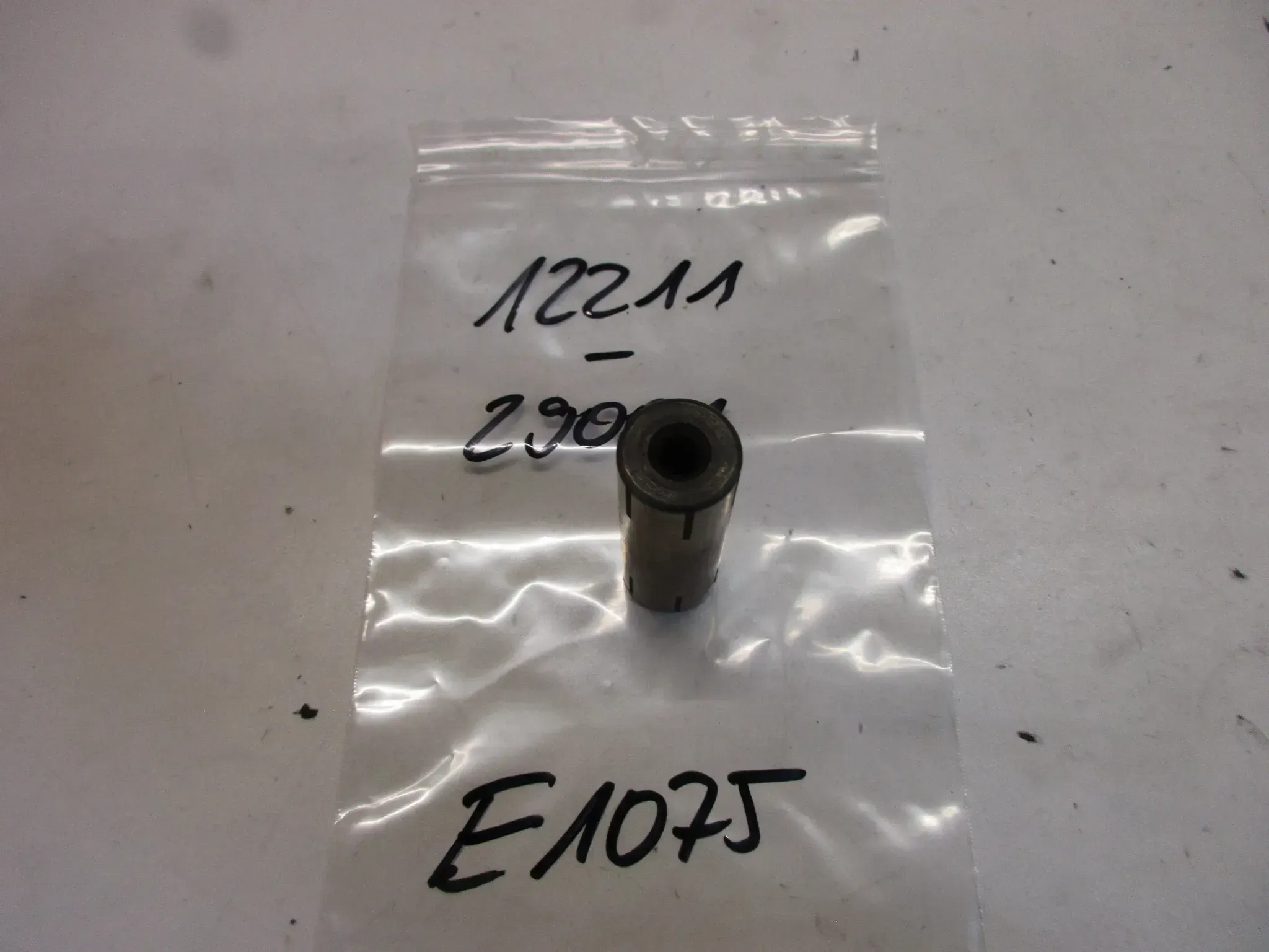 E1075. Suzuki TS 185 Bolzen Kurbelwelle 12211-29001 Motor Stift Pin 20 mm Achse - Bild 1