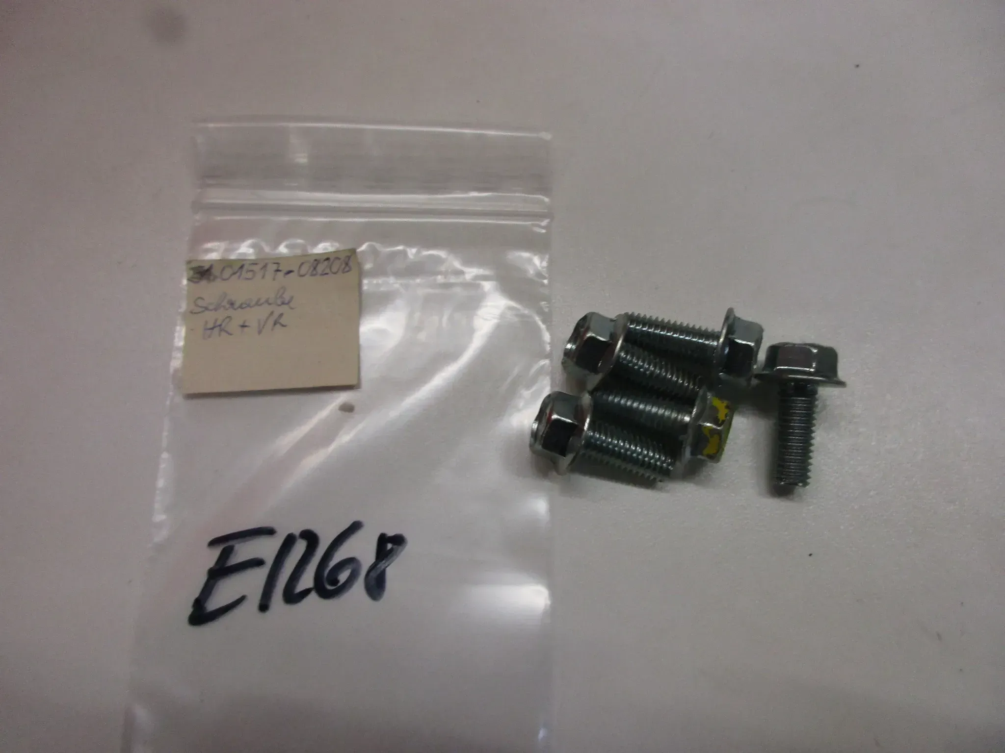 E1268 Suzuki DR 600 Schrauben Rahmen 01517-08208 Schwinge M8 mm Fußraste - Bild 1