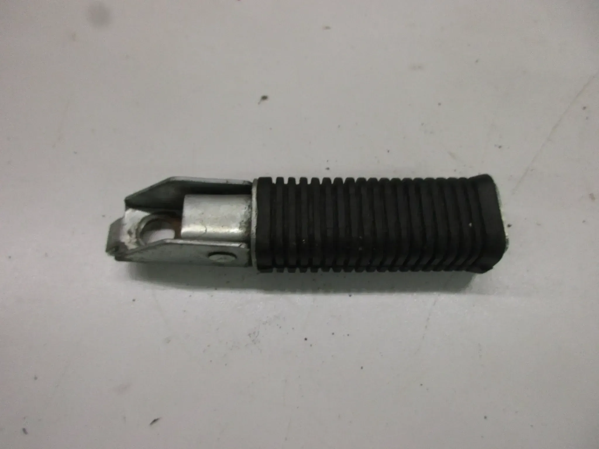 H1. Honda FT 500 PC07 Fußraste hinten rechts oder links Soziusraste Fussraste - Bild 1