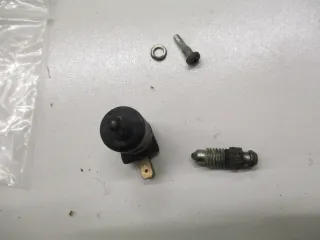 3. Honda GL 1100 SC02 Goldwing Bremslichtschalter vorne oben rechts Entlüftungsschraube - Bild 1