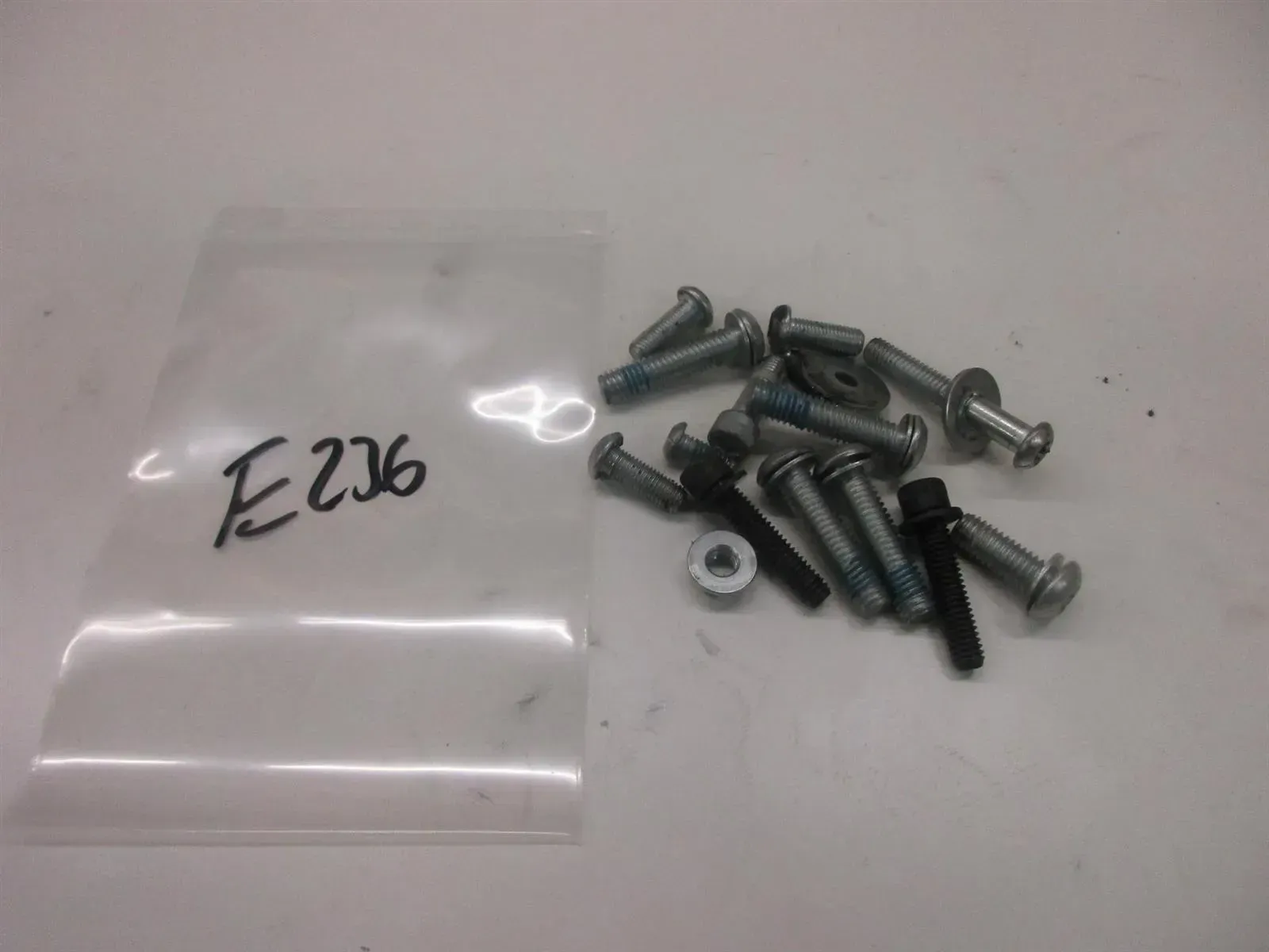 Schraubensatz Kleinteile Fußraste E236. Harley Davidson Low Rider FXLRS Schraube - Bild 1