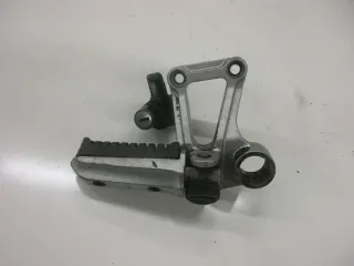 10. Kawasaki GPZ 600 R ZX600A Fußrastenhalter hinten rechts mit Fussraste Sozius - Bild 1