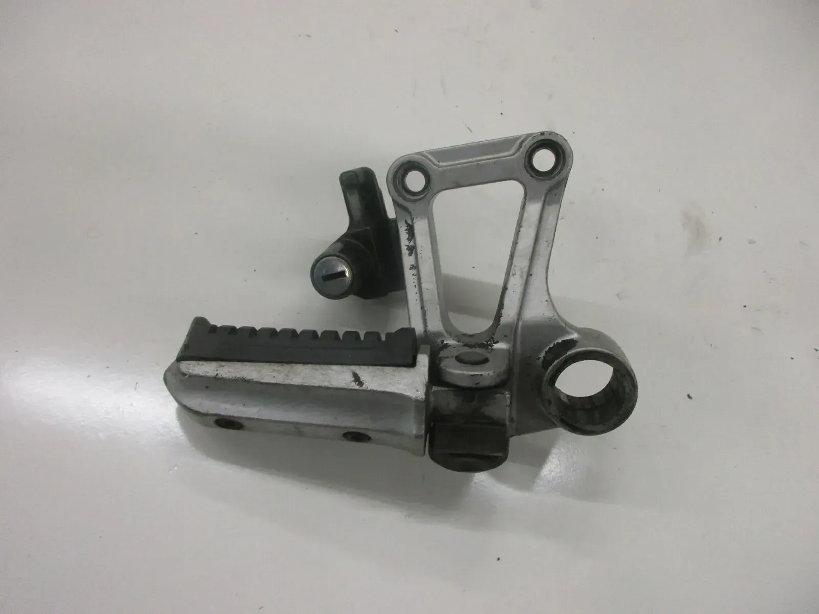 10. Kawasaki GPZ 600 R ZX600A Fußrastenhalter hinten rechts mit Fussraste Sozius - Bild 1