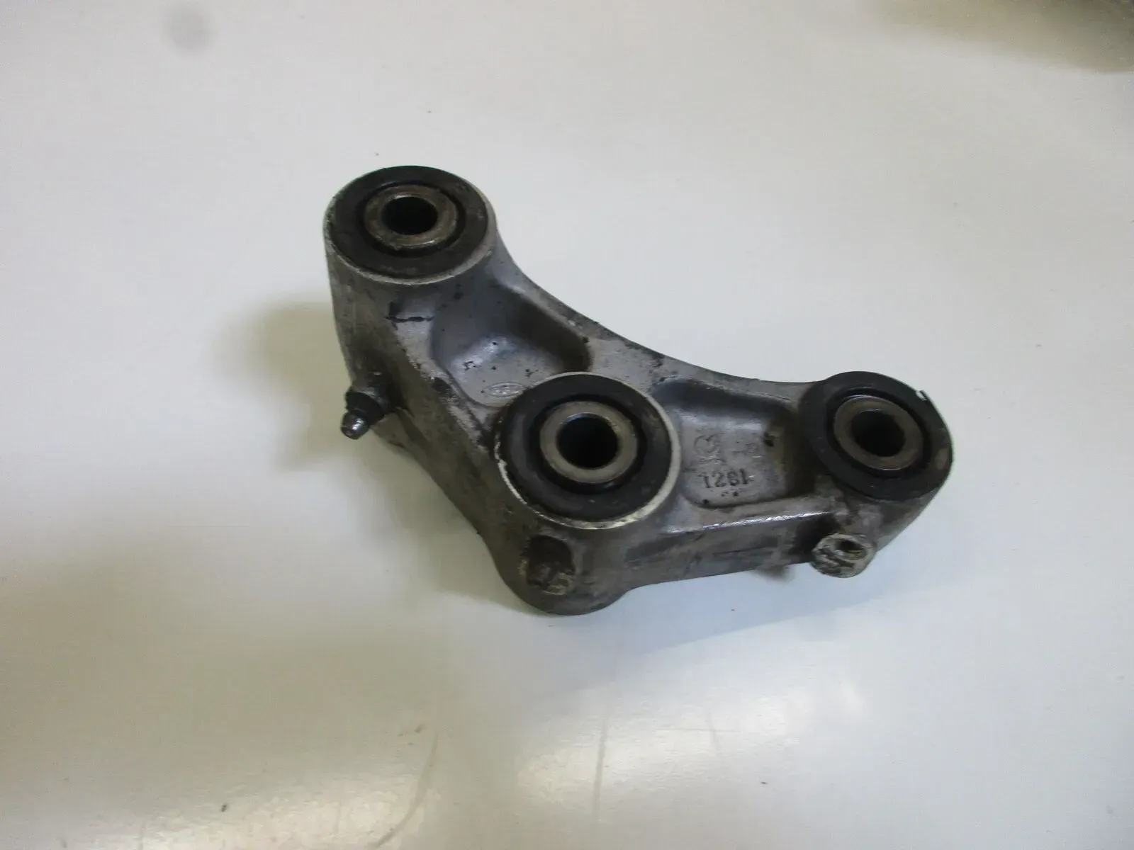 Kawasaki ZR-7 S ZR750F Umlenkung Knochen Halter Schwinge Aufnahme Federbein - Bild 1