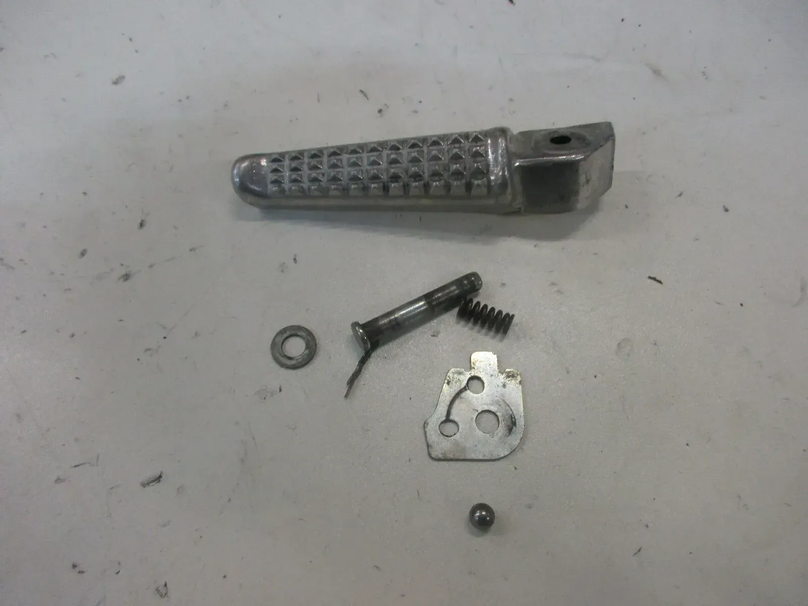 O. Honda CBR 600 F PC 25 Fußraste hinten links mit Bolzen Fussraste Soziusraste - Bild 1