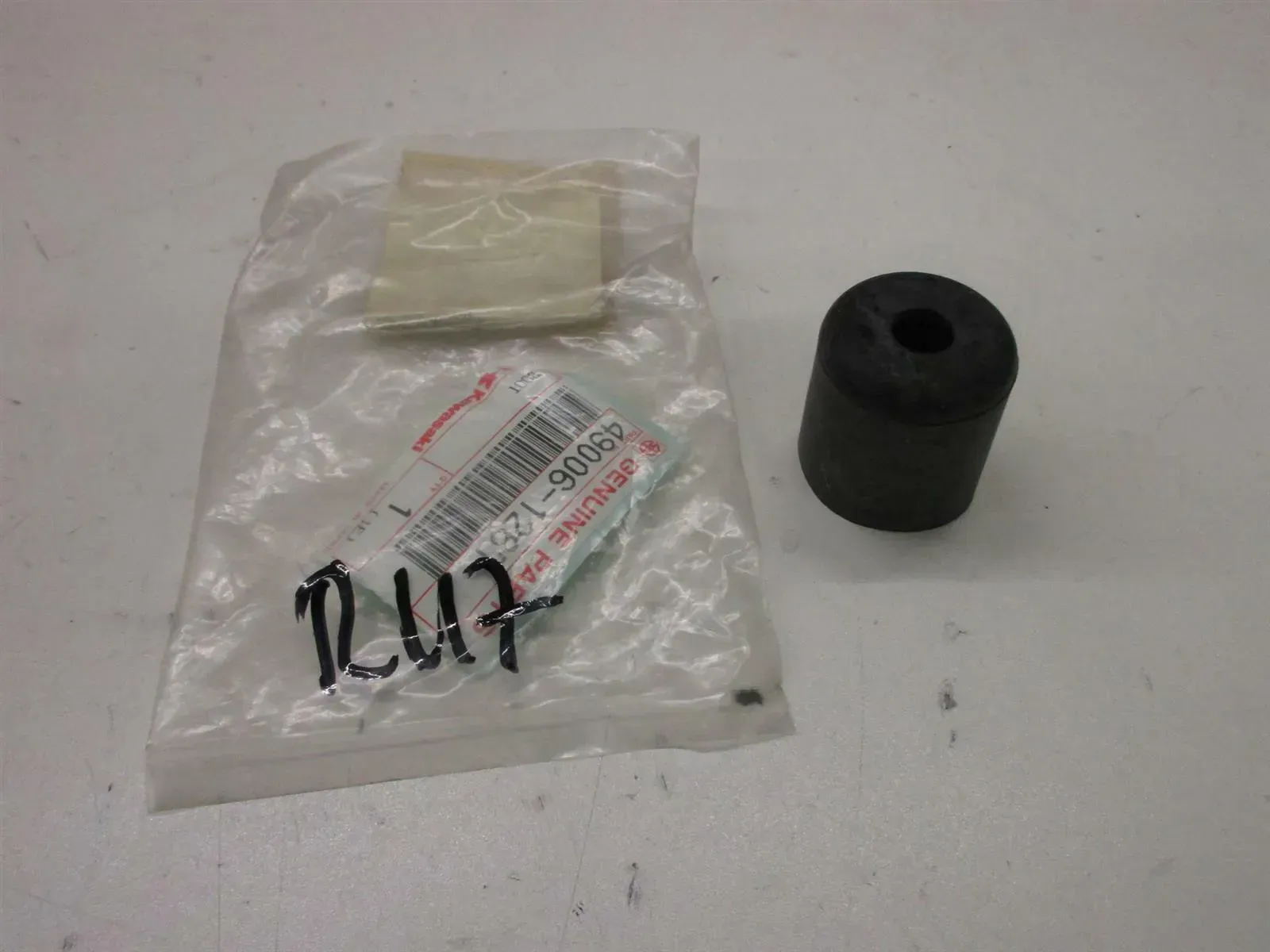 R117. Kawasaki ZR-7 S ZX-14 ZR 750 C Stopfen Kappe Luftfilterkasten 49006-1267 - Bild 1