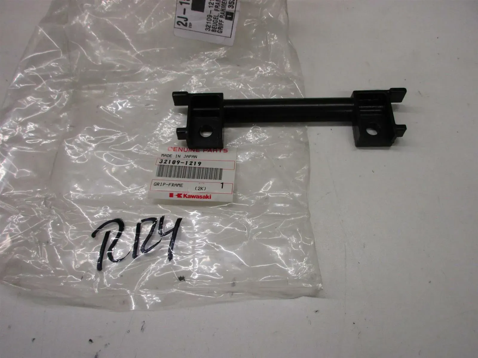 R124. Kawasaki ZR 750_1100 Zephyr Batteriehalter Träger Halter Rahmen 32109-1219 - Bild 1
