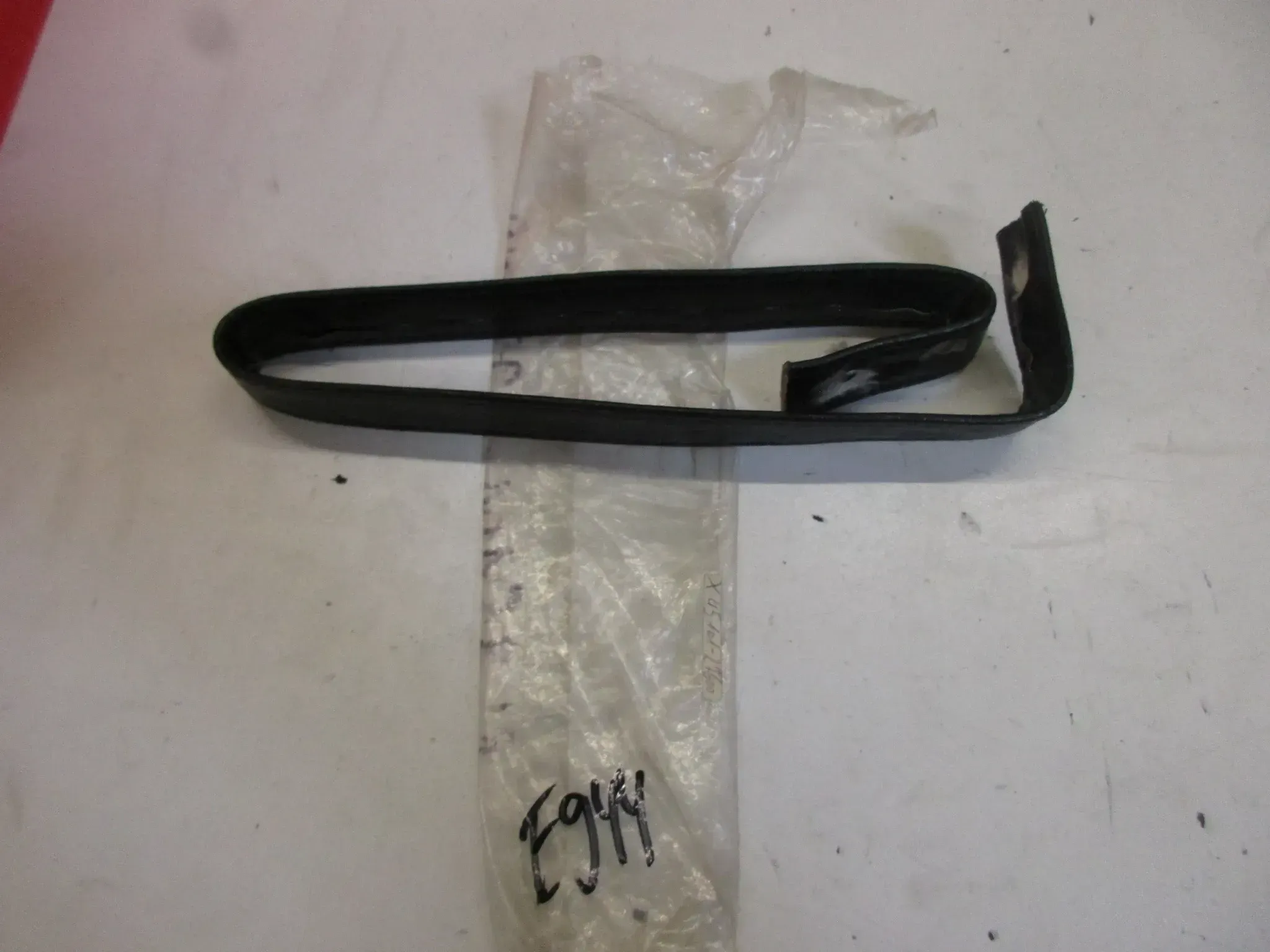 E944. Suzuki GS GSX Lederband Sitzbank 45101-27600 Halteband Riemen Gurt - Bild 1