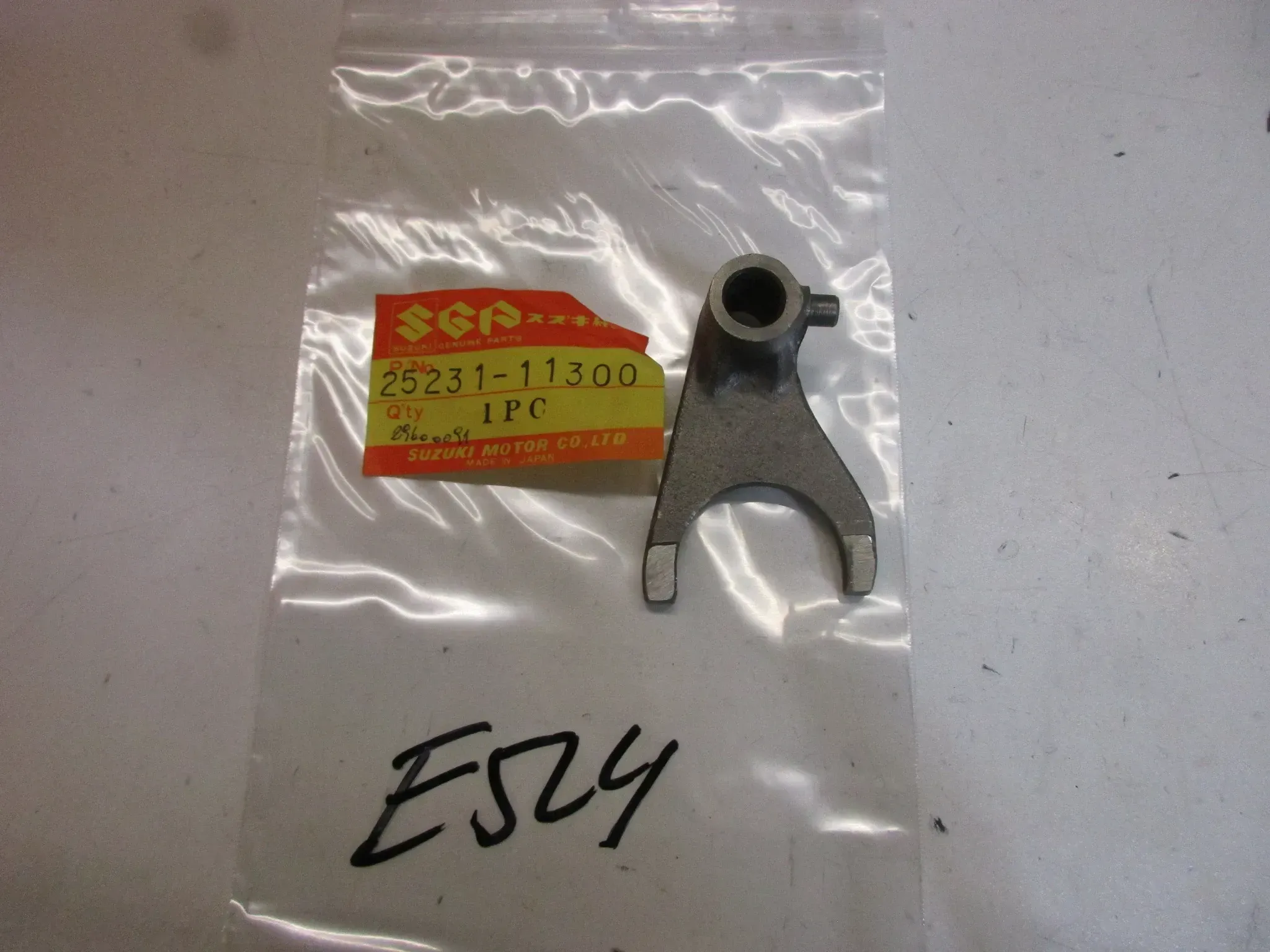 E524. Suzuki GT 250 Schaltklaue Schaltgabel 25231-11300 Getriebe Motor Gang - Bild 1