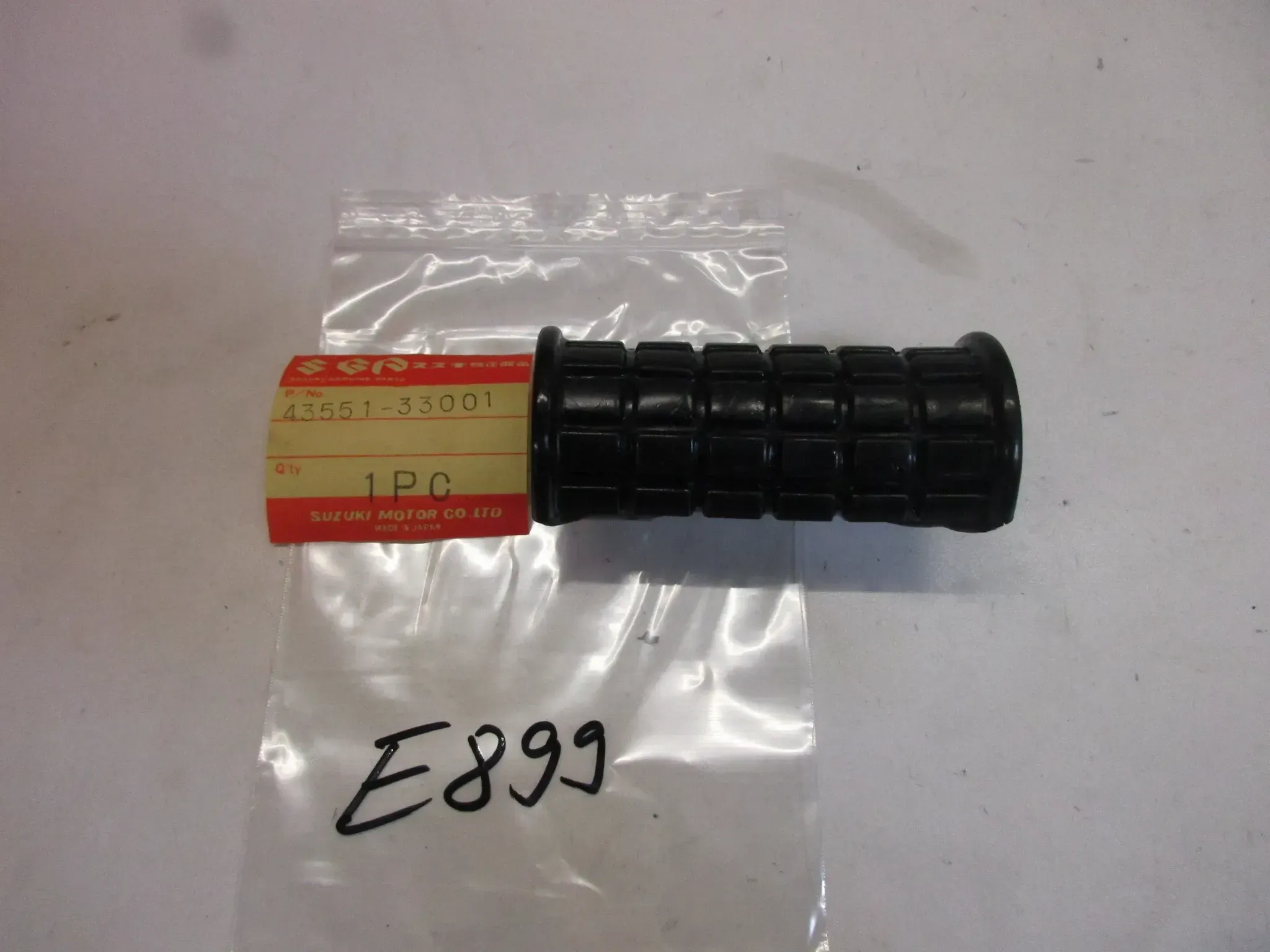 E899. Suzuki GT 380 Ersatzpedal Fußraste 43551-33001 vorne rechts Pedal Fussraste - Bild 1