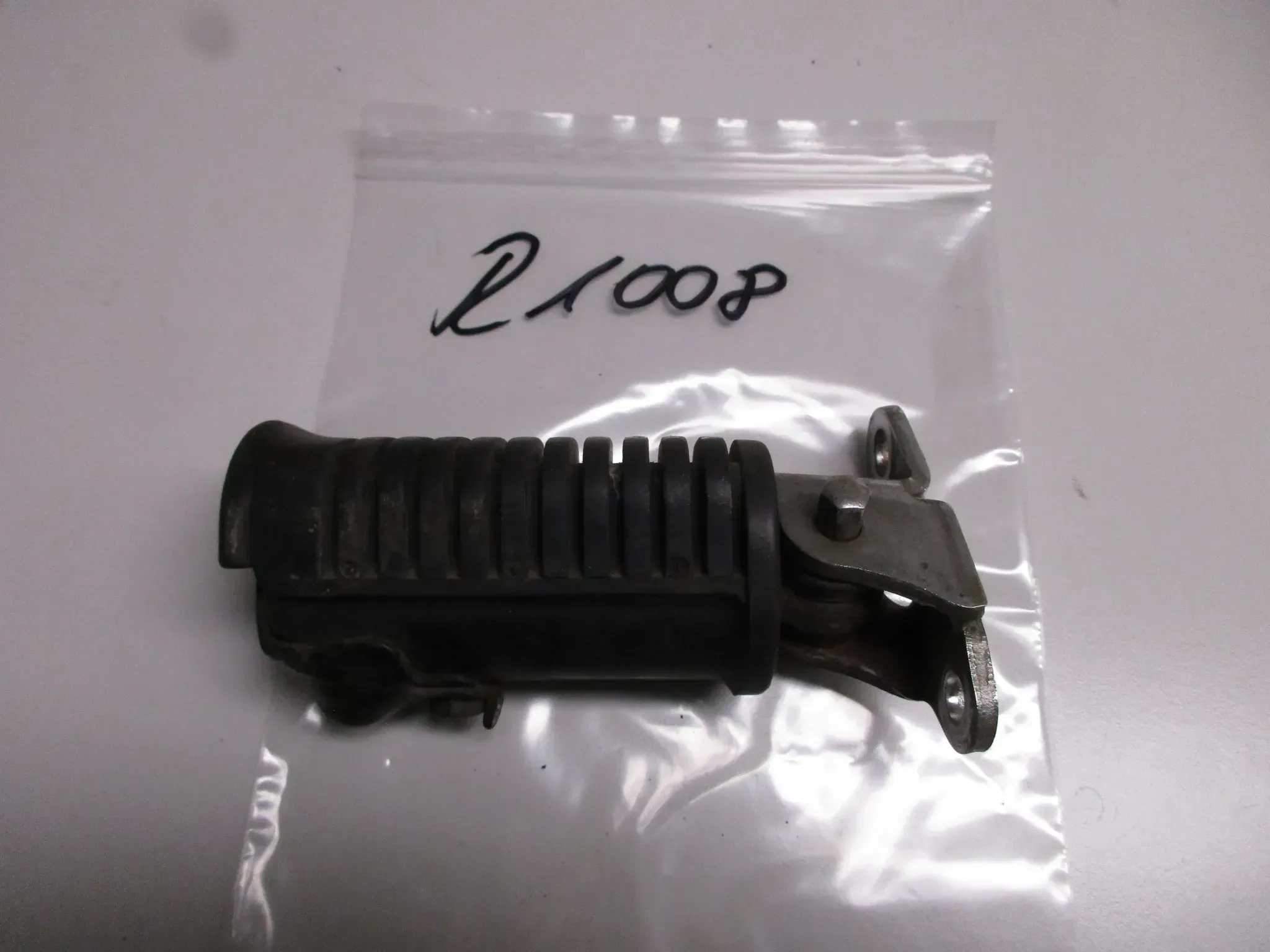 T1008 Honda CB 900 F_F2 Bol d`Or SC 01 Fußraste vorne links Fußrastenhalter - Bild 1
