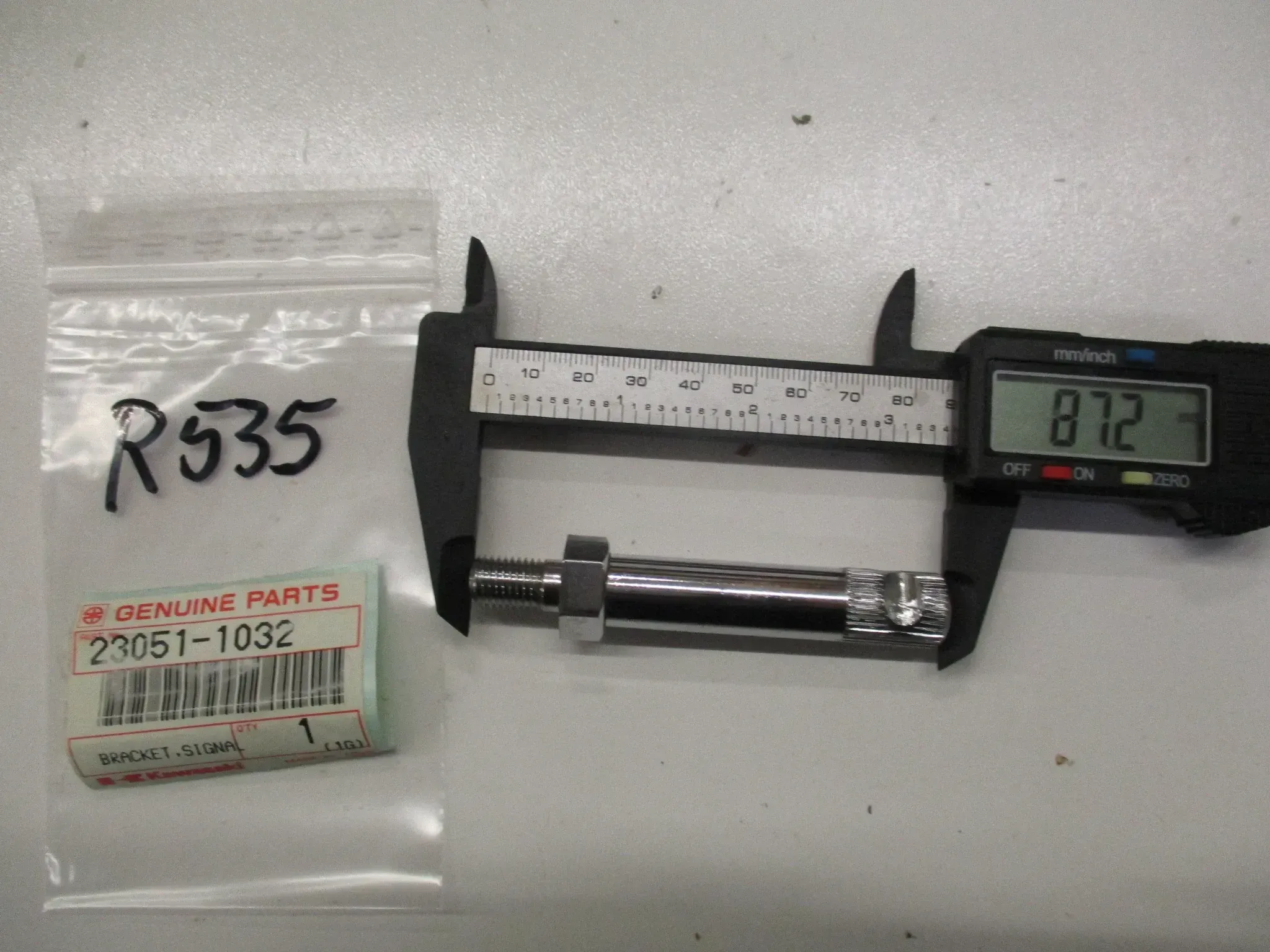R535 Kawasaki GPZ 305_KH 125 Blinkerhalter vorne 23051-1032 - Bild 1