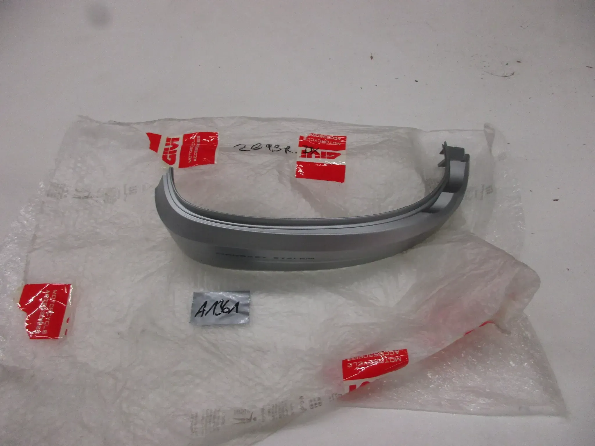 A1361 Givi Z693R Kofferverkleidung Monokey System Blende Abdeckung Topcase - Bild 1