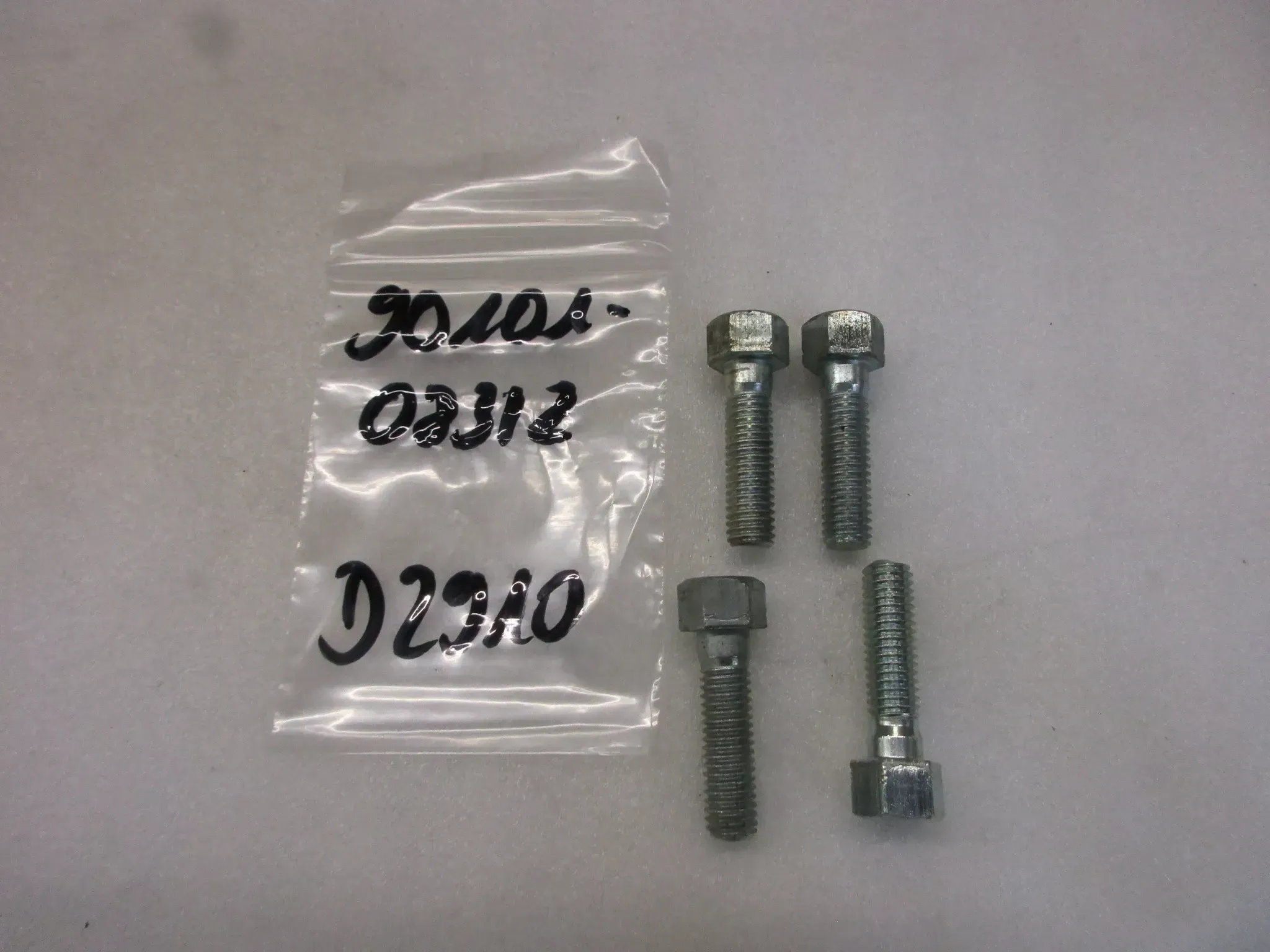 D2910 Yamaha XV 535 Virago Schrauben Bolzen 90101-08312 Bremssattel - Bild 1