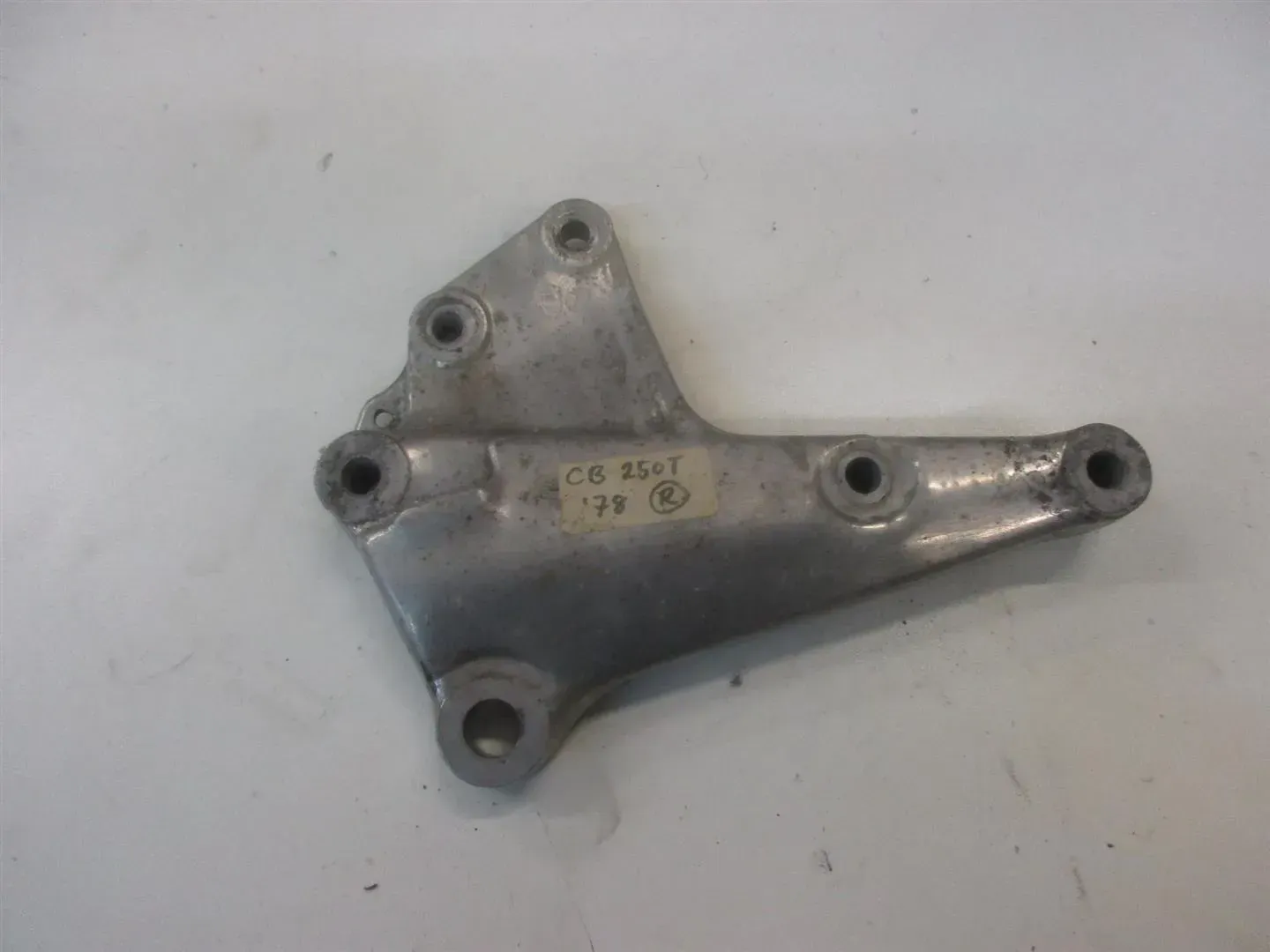 HONDA CB 250 N_T FUSSRASTENHALTER VORNE RECHTS FUßRASTENBRÜCKE HALTER FOOTREST - Bild 1