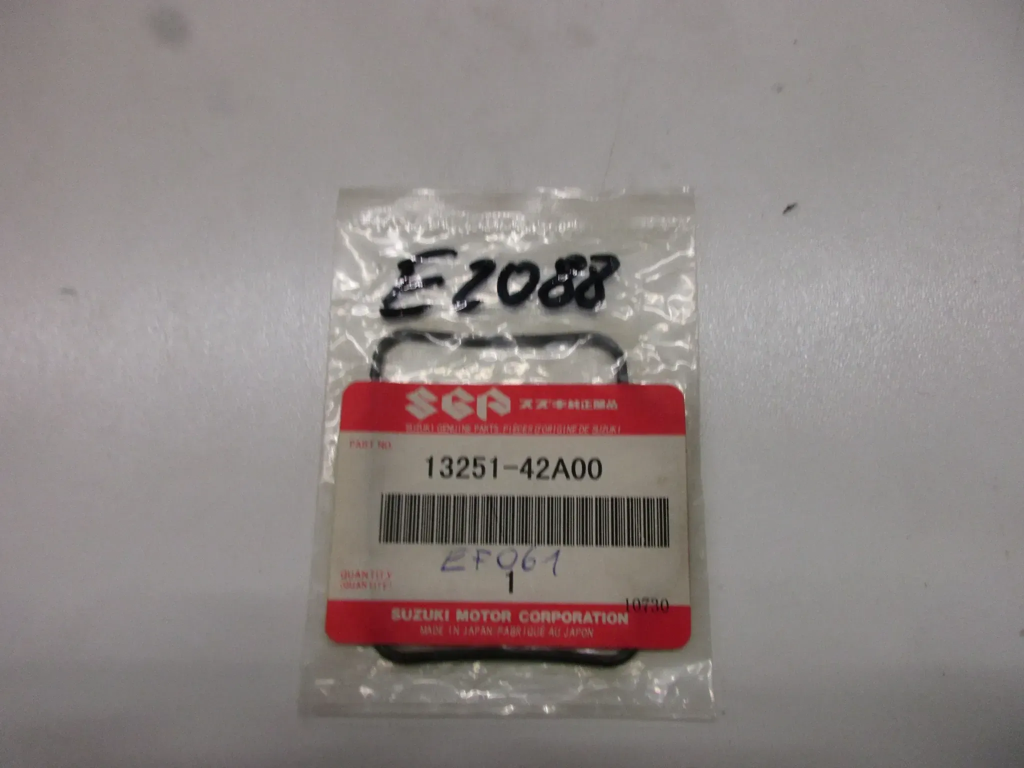 E2088 Suzuki LT-F 250 Dichtung Vergaser 13251-42A00 Vergaserdichtung carburetor - Bild 1