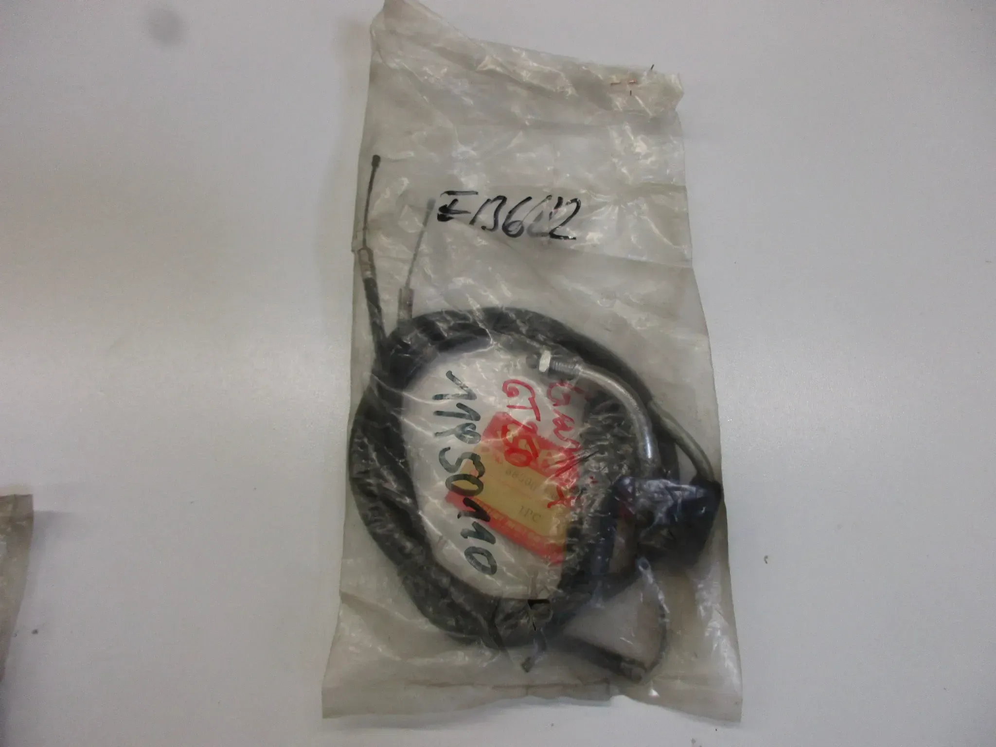 E1362 Suzuki GT 250 Gaszug Gaszugseil 58300-18611 bowdenzug throttle cable - Bild 1