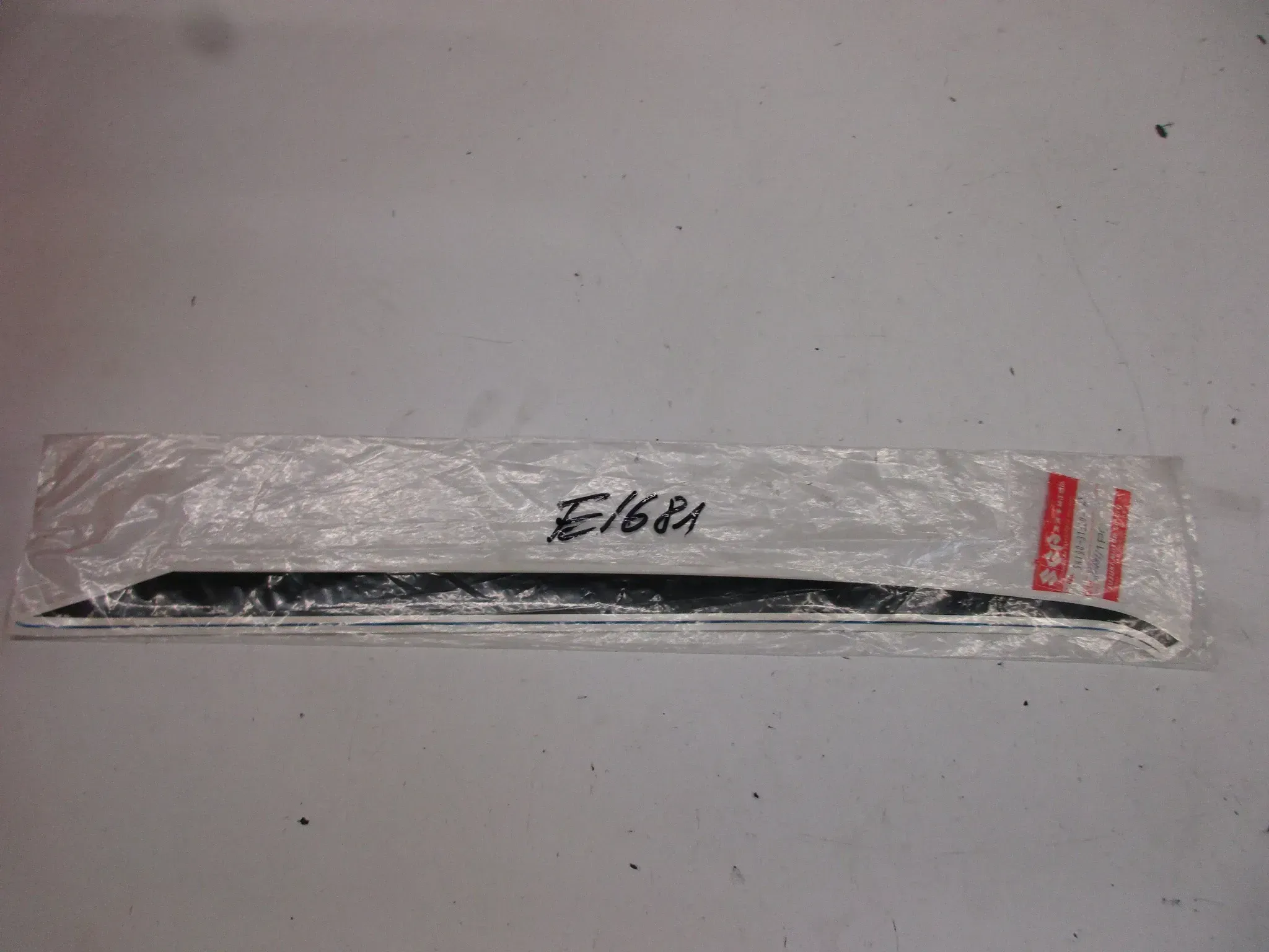 E1681. Suzuki GSX 750 E Aufkleber Dekor 68190-31320 Verkleidung rechts Emblem Logo - Bild 1