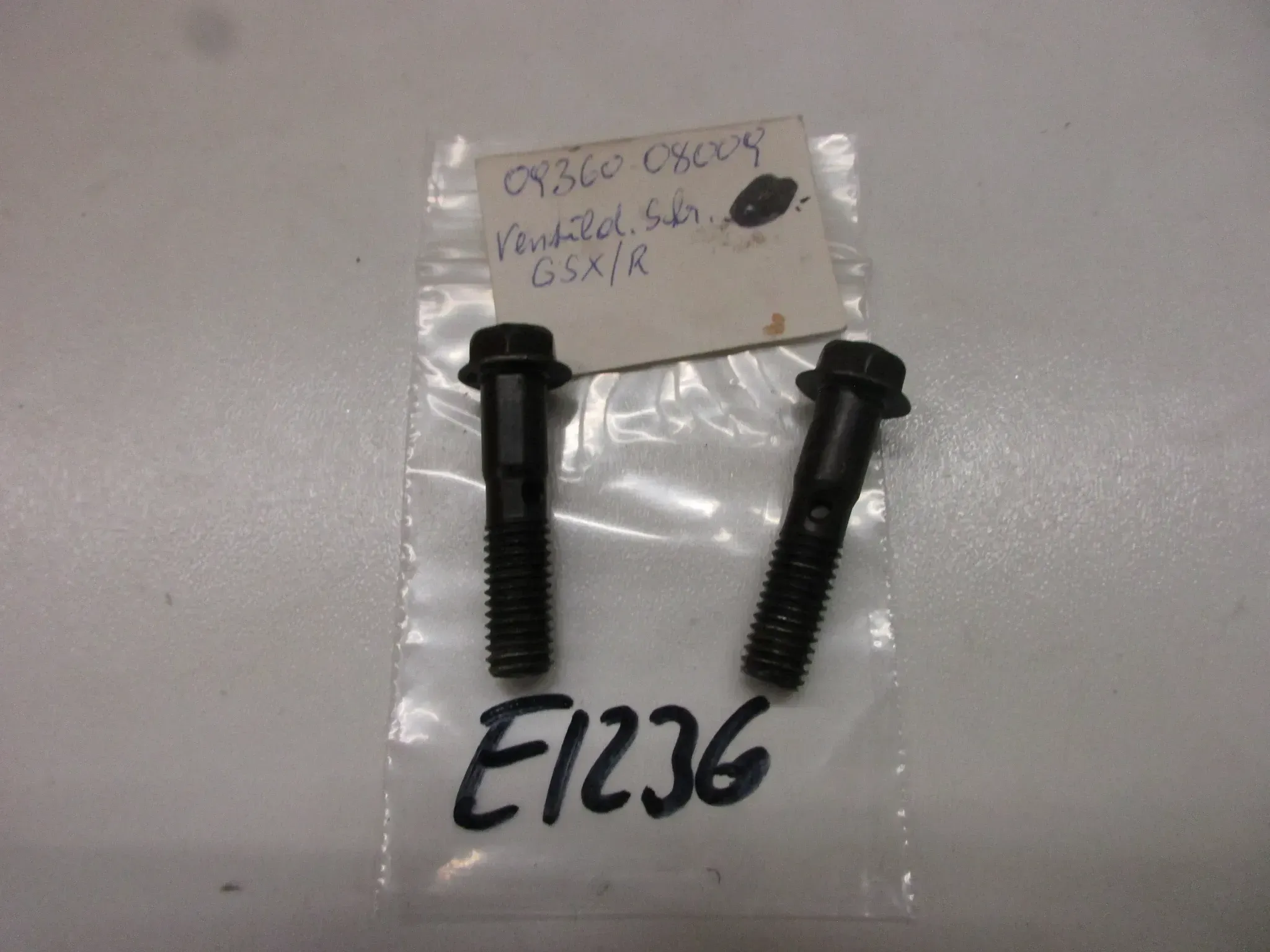 E1236 Suzuki GSX-R 750_1100 Schrauben Bolzen M8 mm 09360-08009 Zylinderkopf Motor - Bild 1