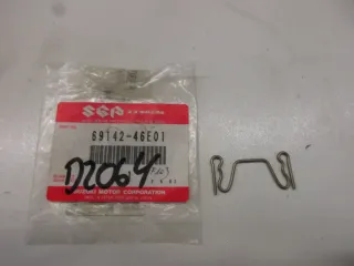 E2064 Suzuki GSX-R 750 Klammer Bügel 69142-46E01 Clip Bremssattel hinten Halter - Bild 1