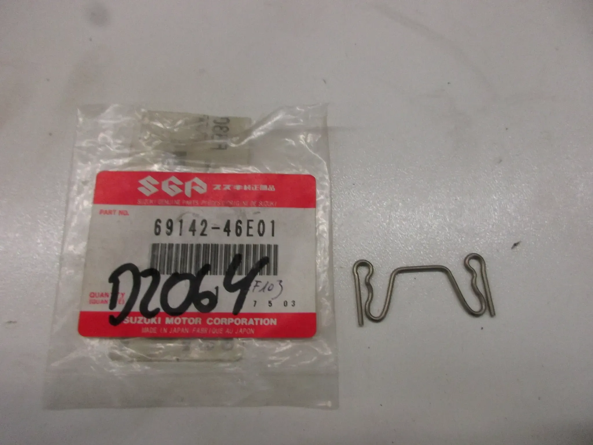 E2064 Suzuki GSX-R 750 Klammer Bügel 69142-46E01 Clip Bremssattel hinten Halter - Bild 1