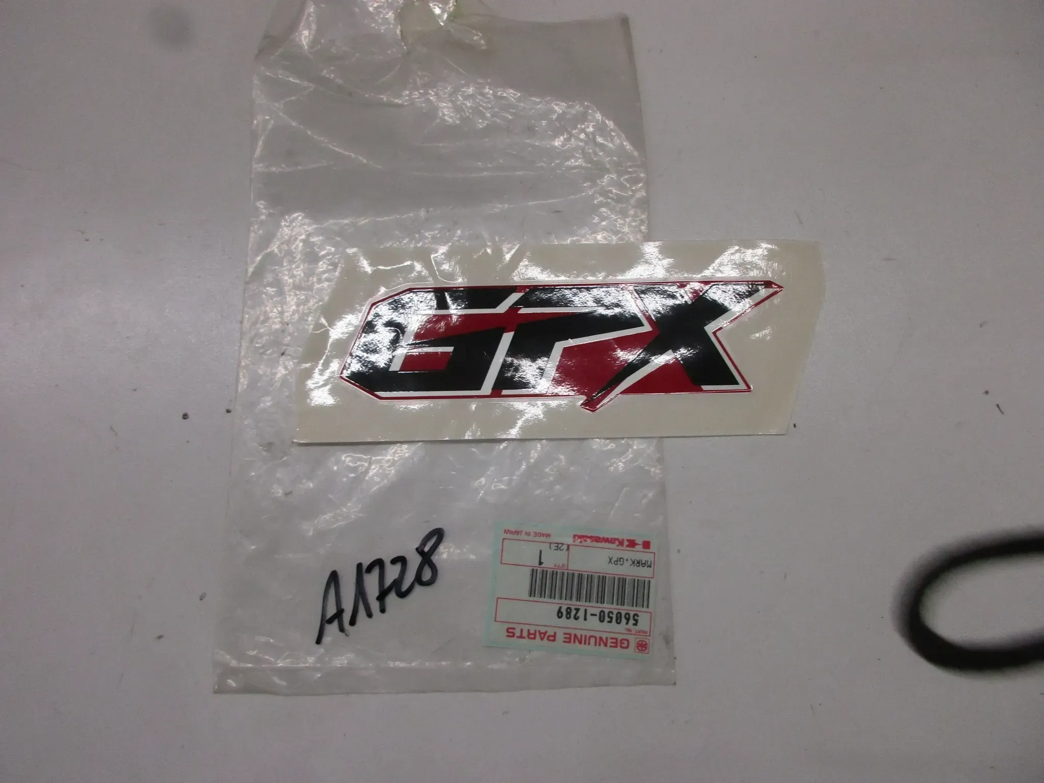A1728 Kawasaki GPX 750 R Aufkleber Verkleidung Emblem 56050-1289 Dekor Original - Bild 1