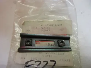 E727. Suzuki GS 550 ES_EF Halteblech Fußraste 43580-33301 Aufnahme Fussraste Halter - Bild 3