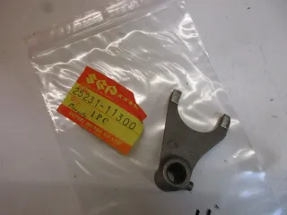 E524. Suzuki GT 250 Schaltklaue Schaltgabel 25231-11300 Getriebe Motor Gang - Bild 4